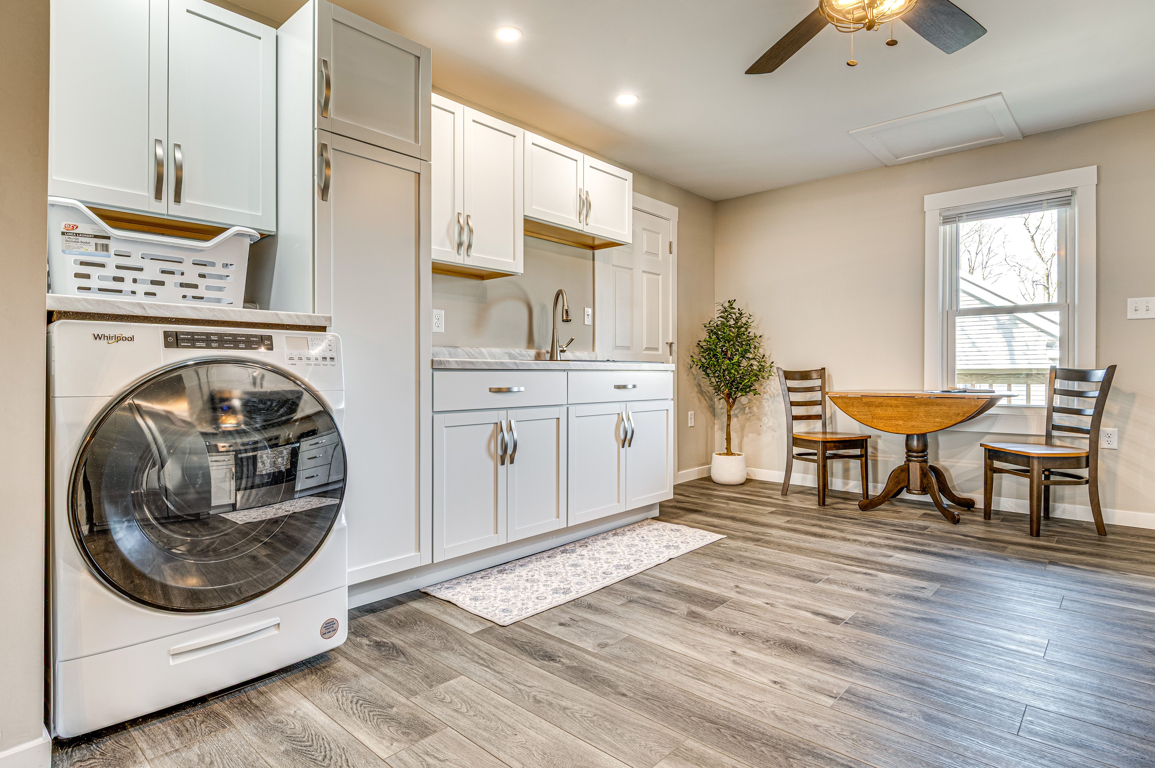 Dining Area | Dishware/Flatware Provided
