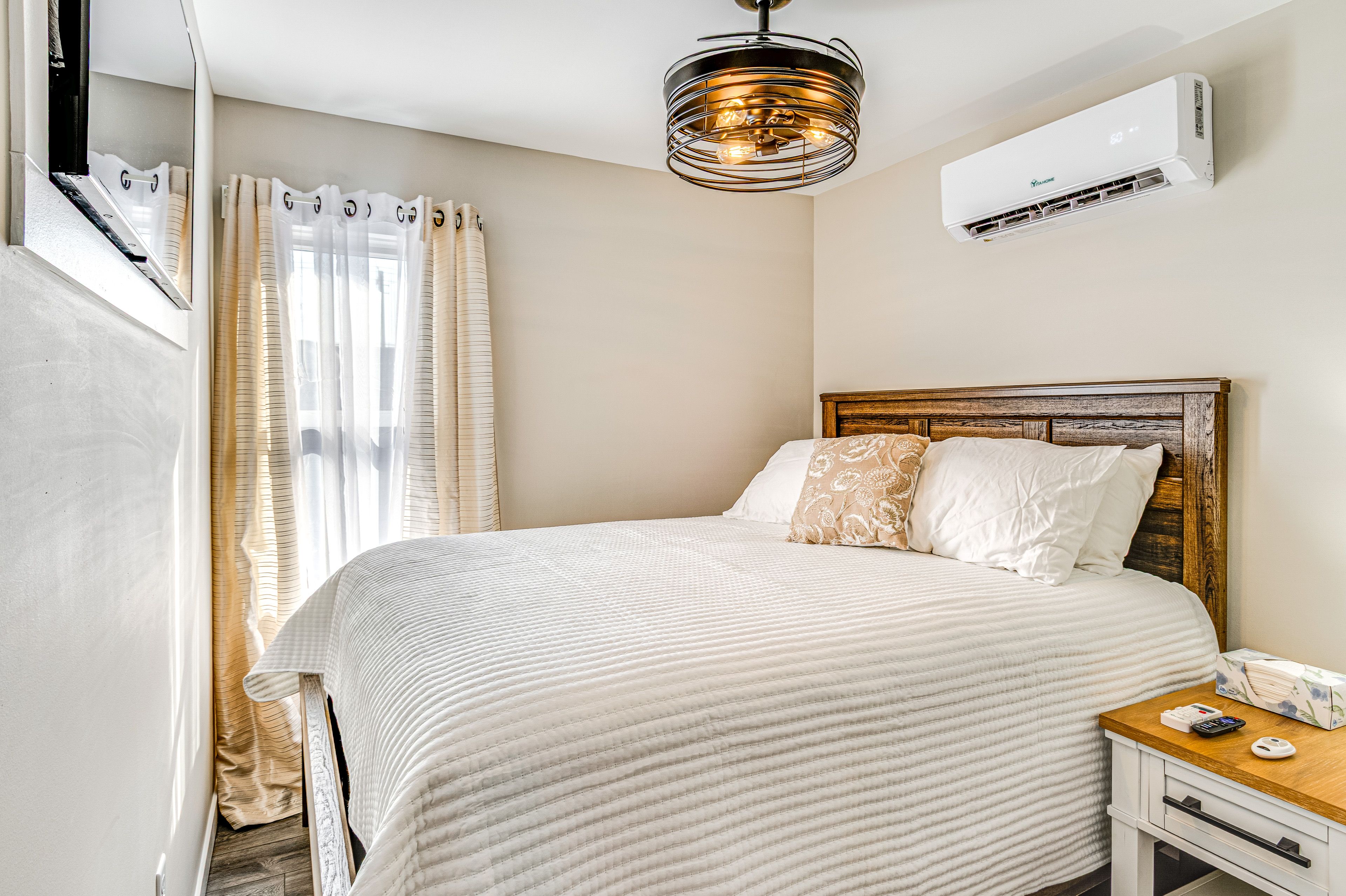 Bedroom | Queen Bed | Linens Provided