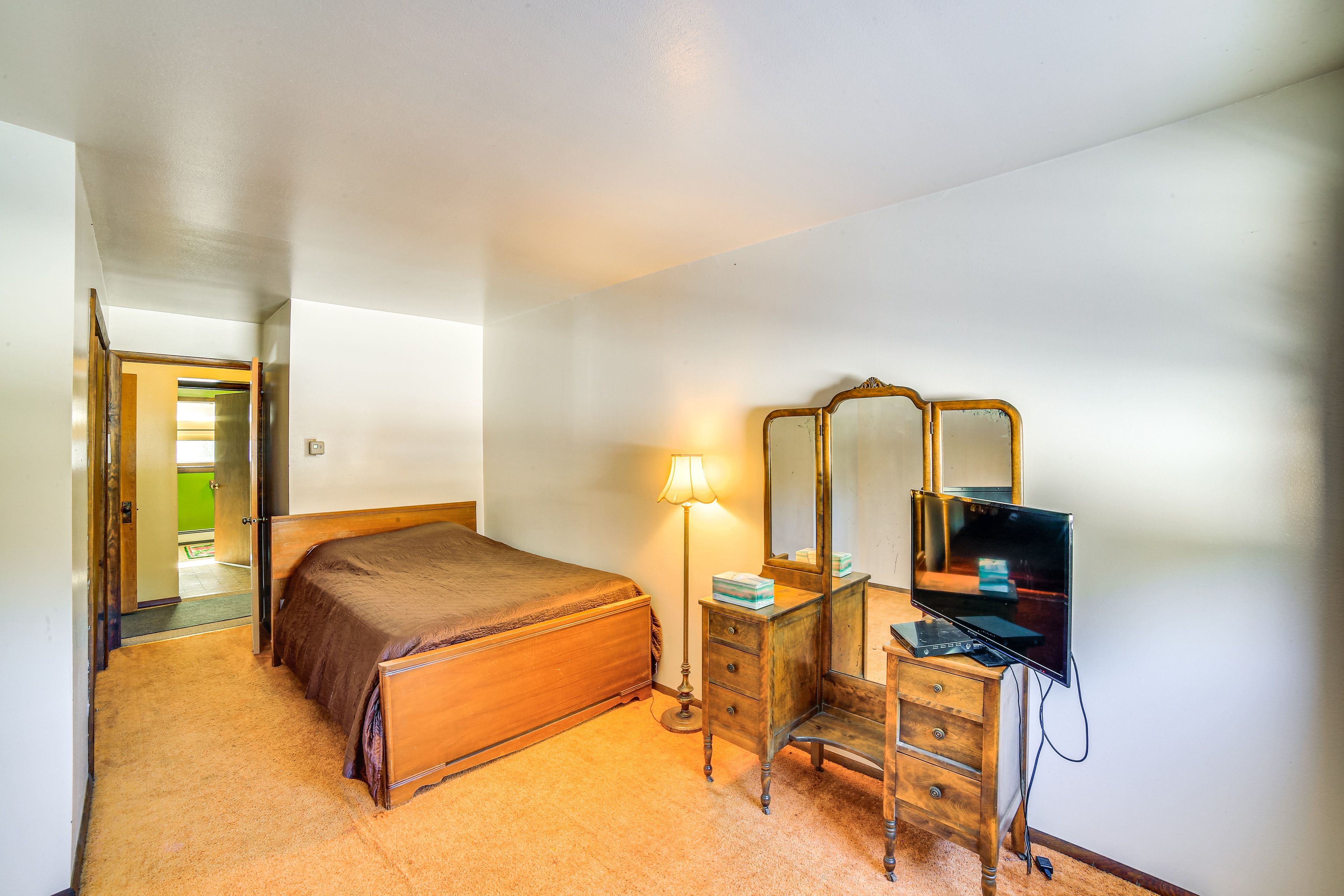 Bedroom 2 | Queen Bed | 1st Floor