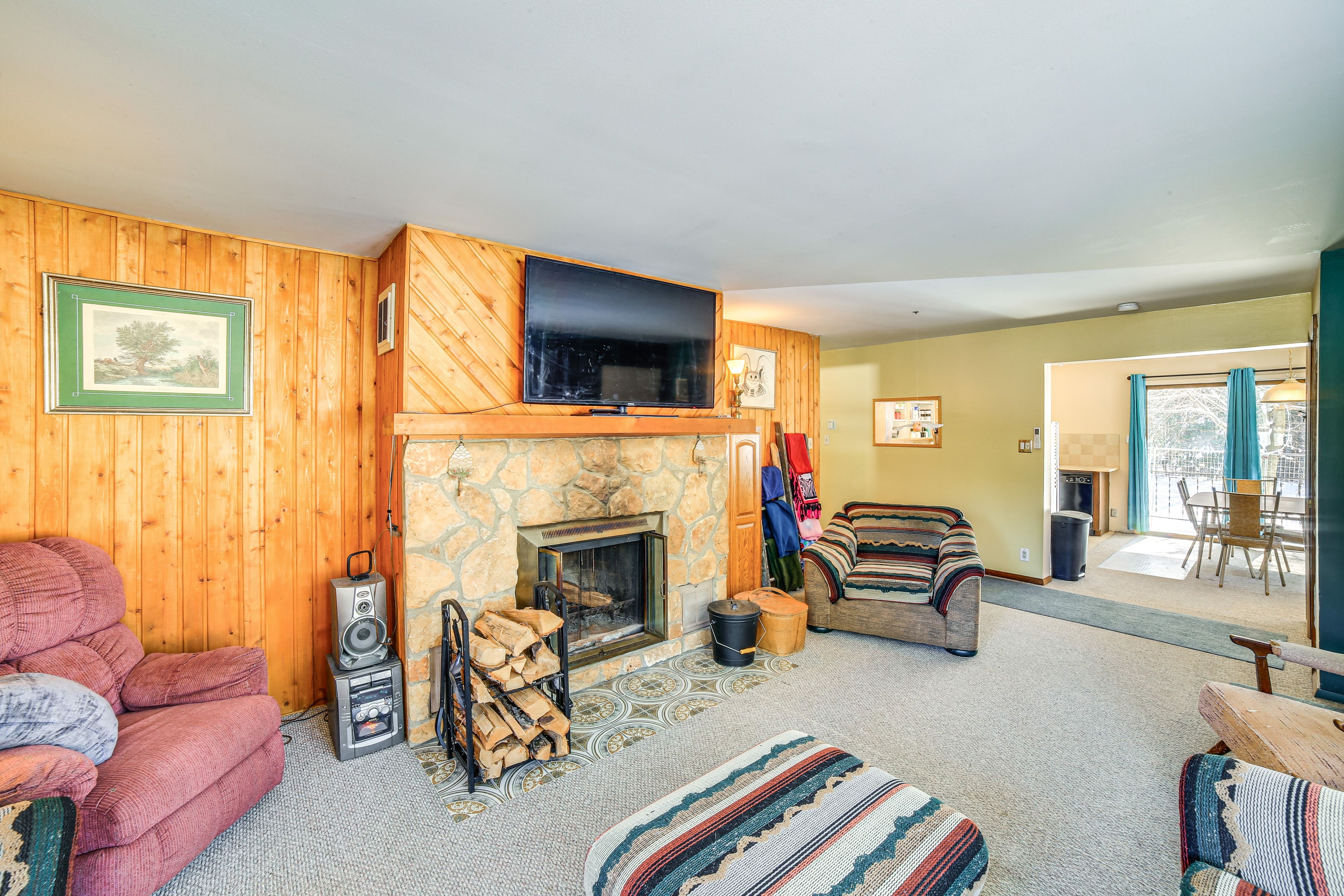Living Room | Smart TV | Fireplace | 1st Floor