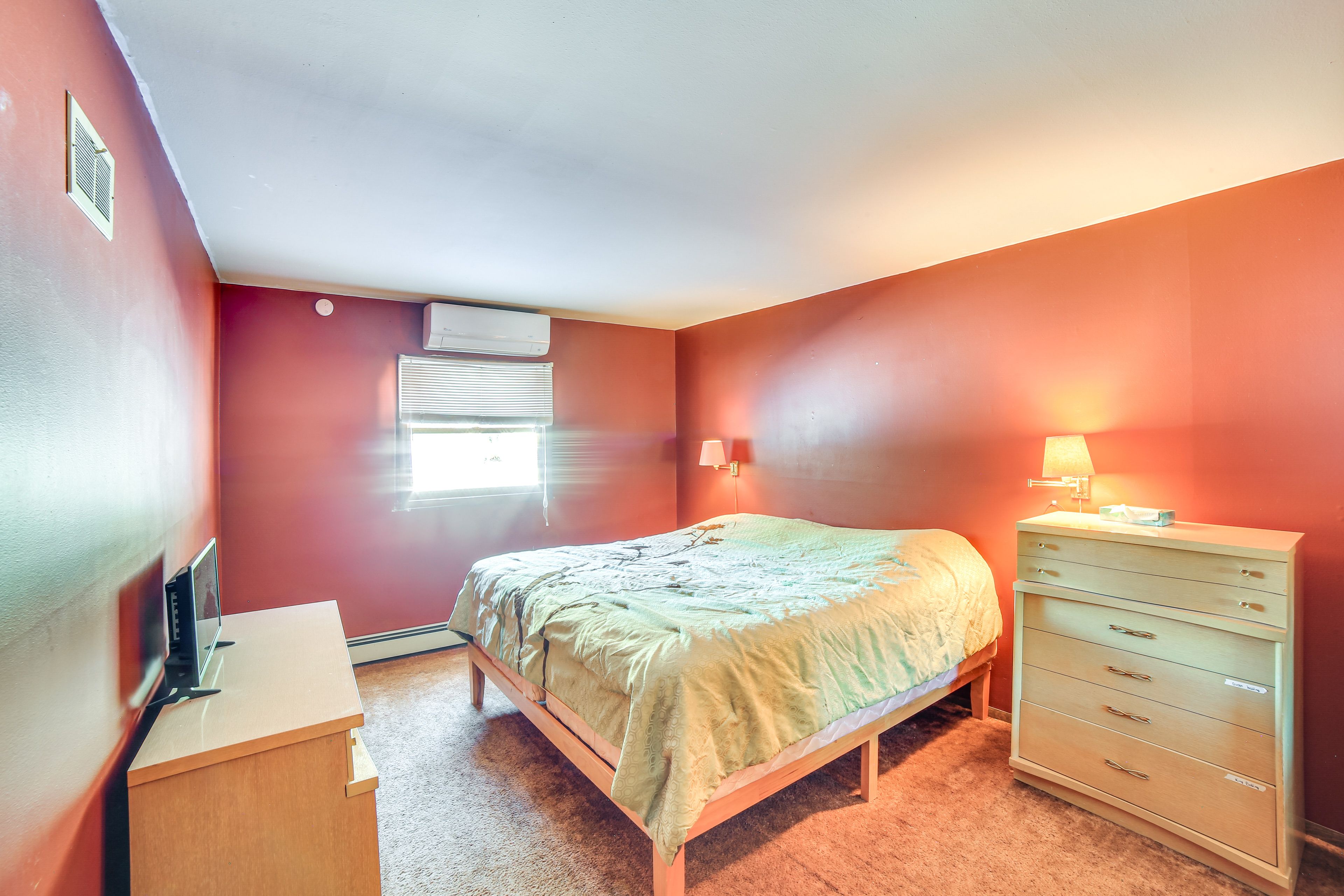Bedroom 1 | King Bed | 1st Floor