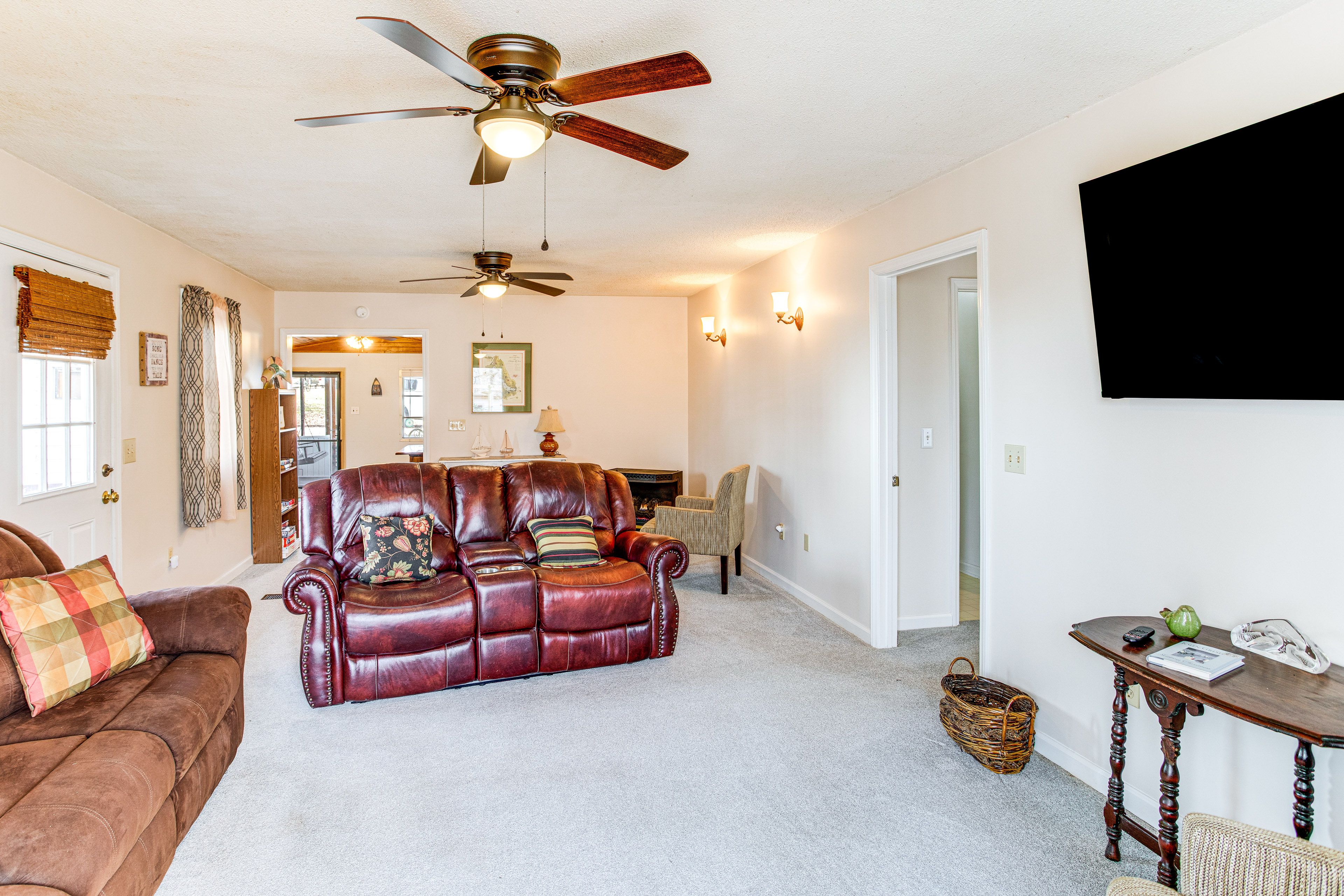 Living Room | Smart TV | Central A/C & Heating | Gas Heater | Free WiFi
