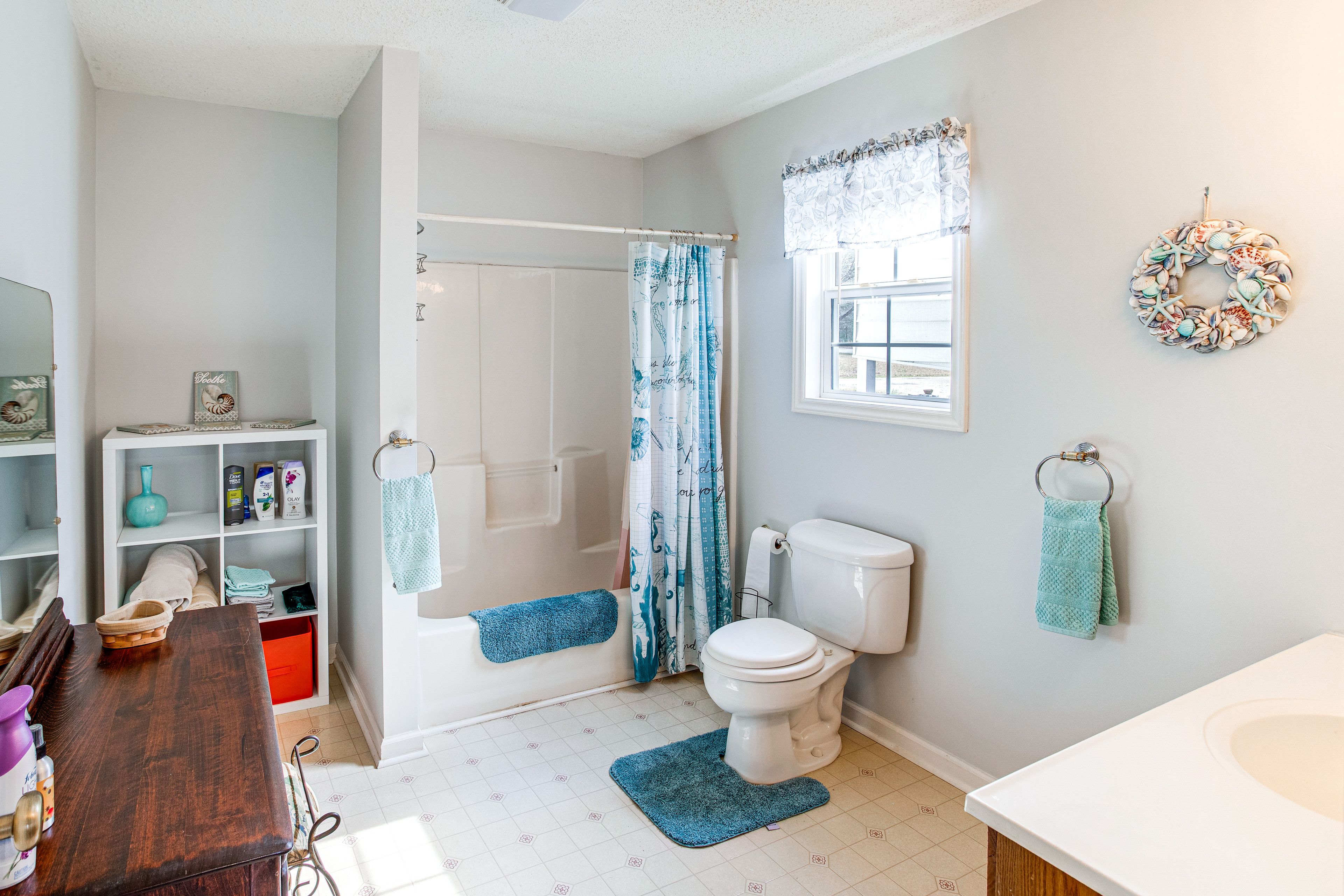 Full Bathroom | Complimentary Toiletries | Towels Provided