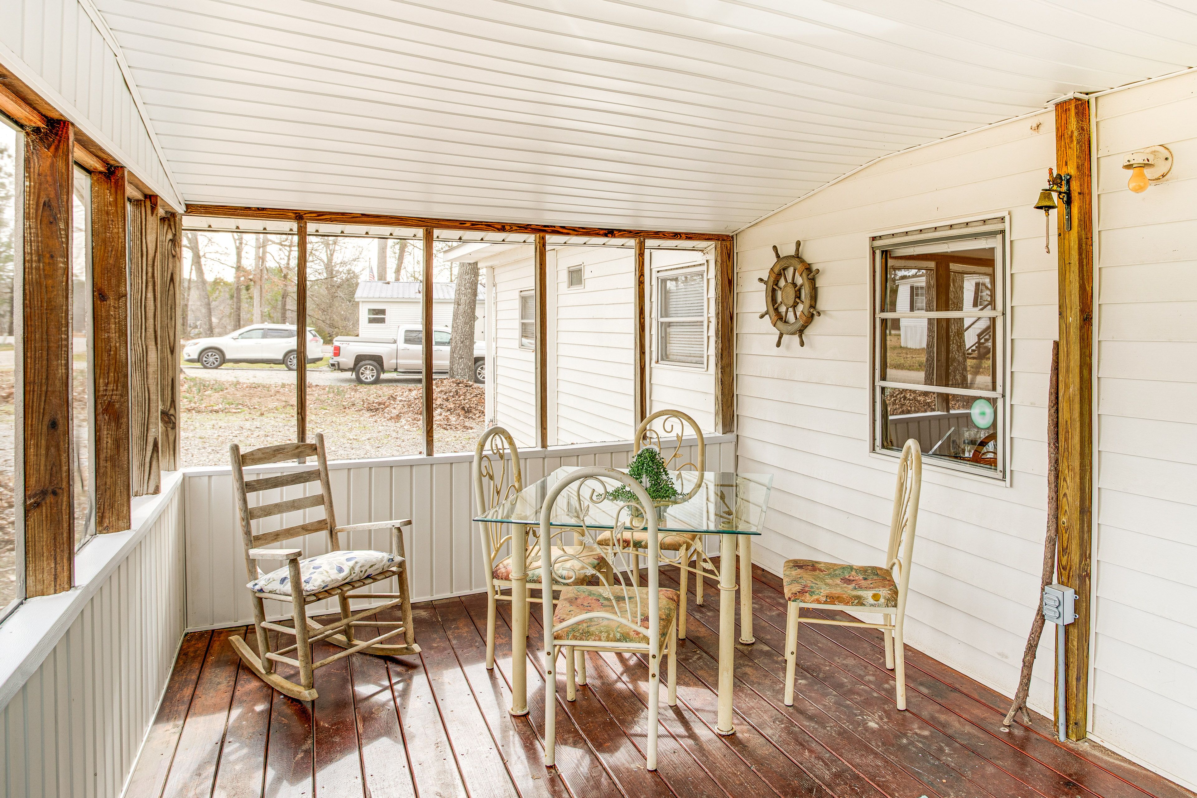 Screened-In Porch | Outdoor Seating & Dining