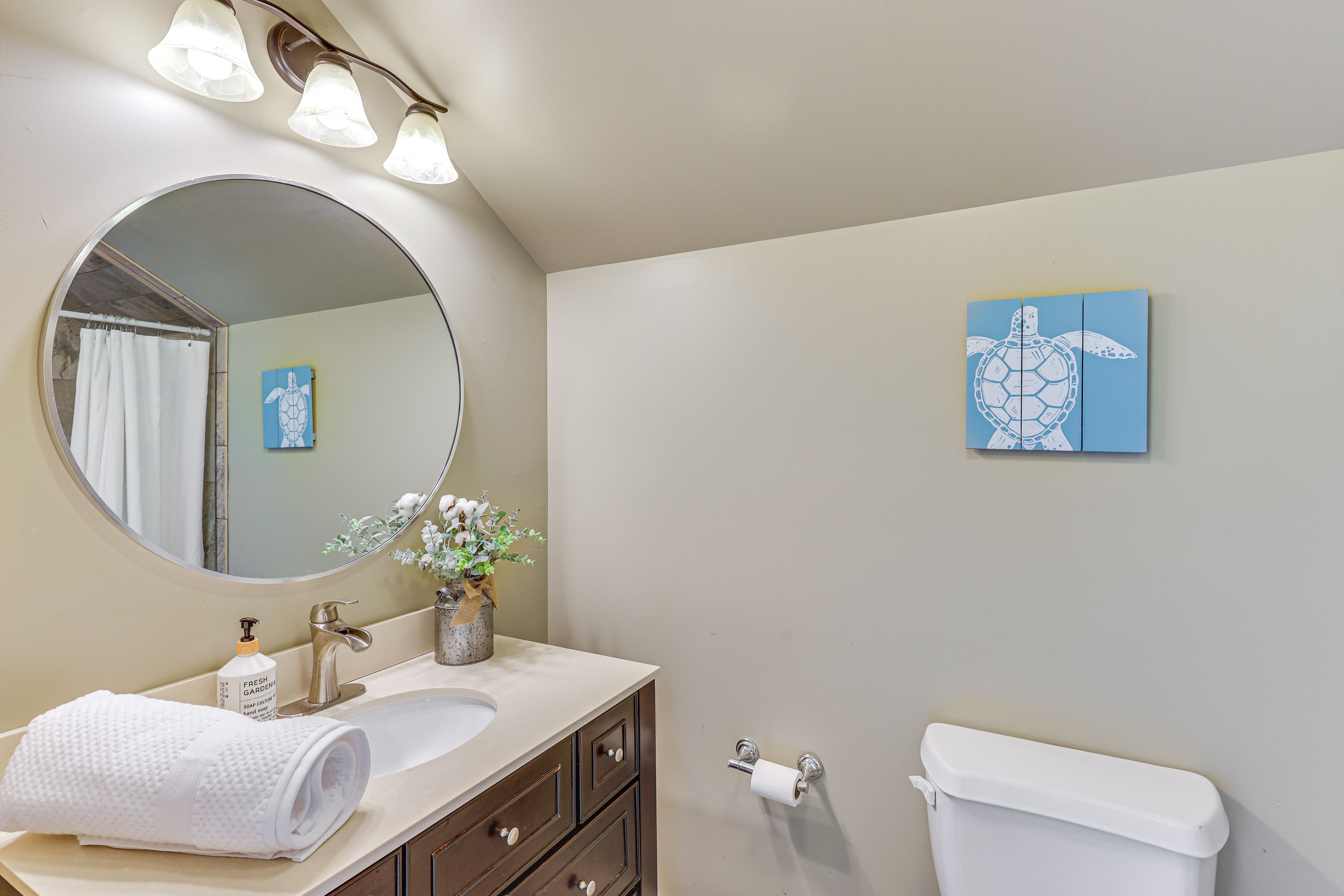 Full Bathroom | Upper Level