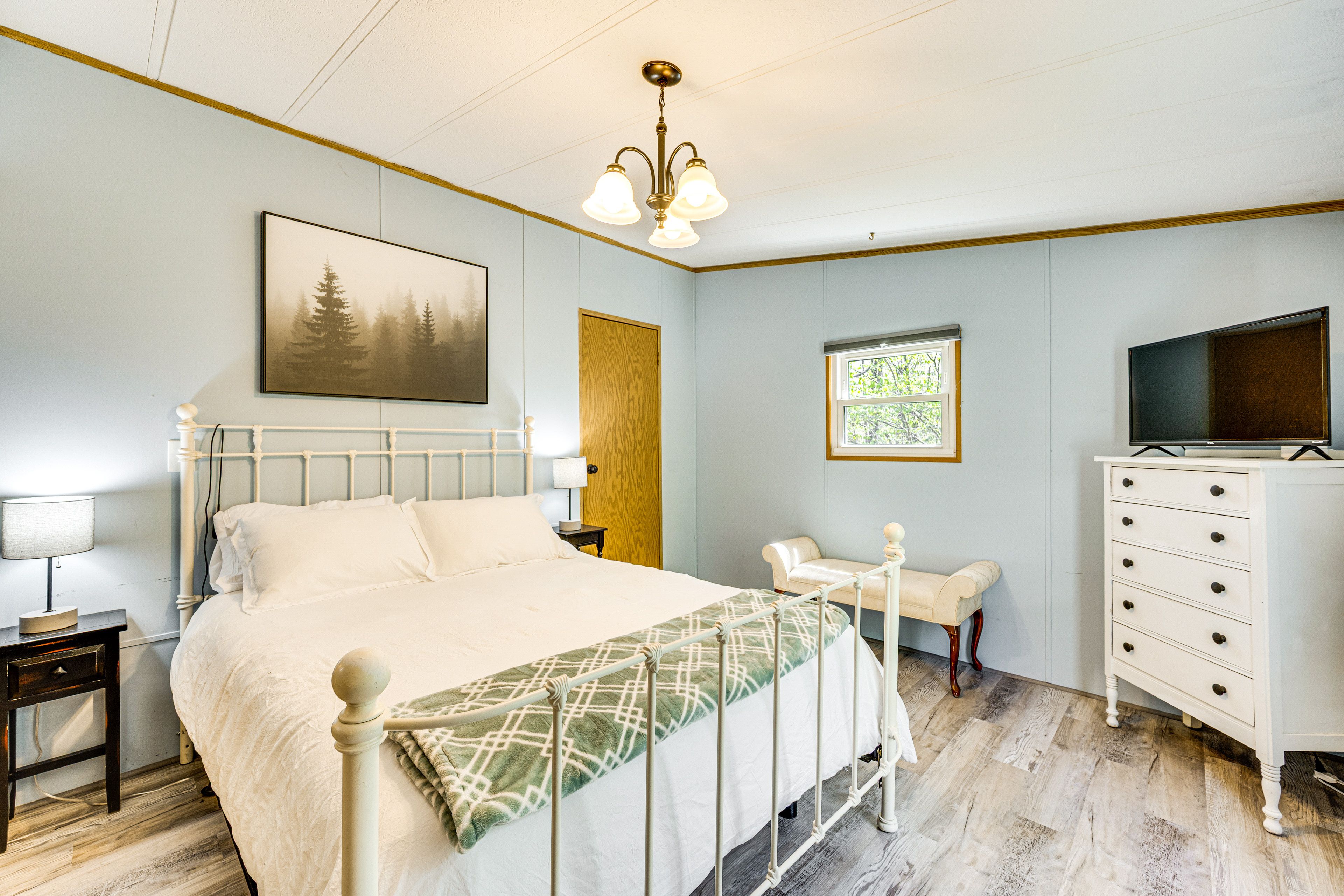 Bedroom 1 | Queen Bed | Linens Provided | Flat-Screen TV | En-Suite Bathroom