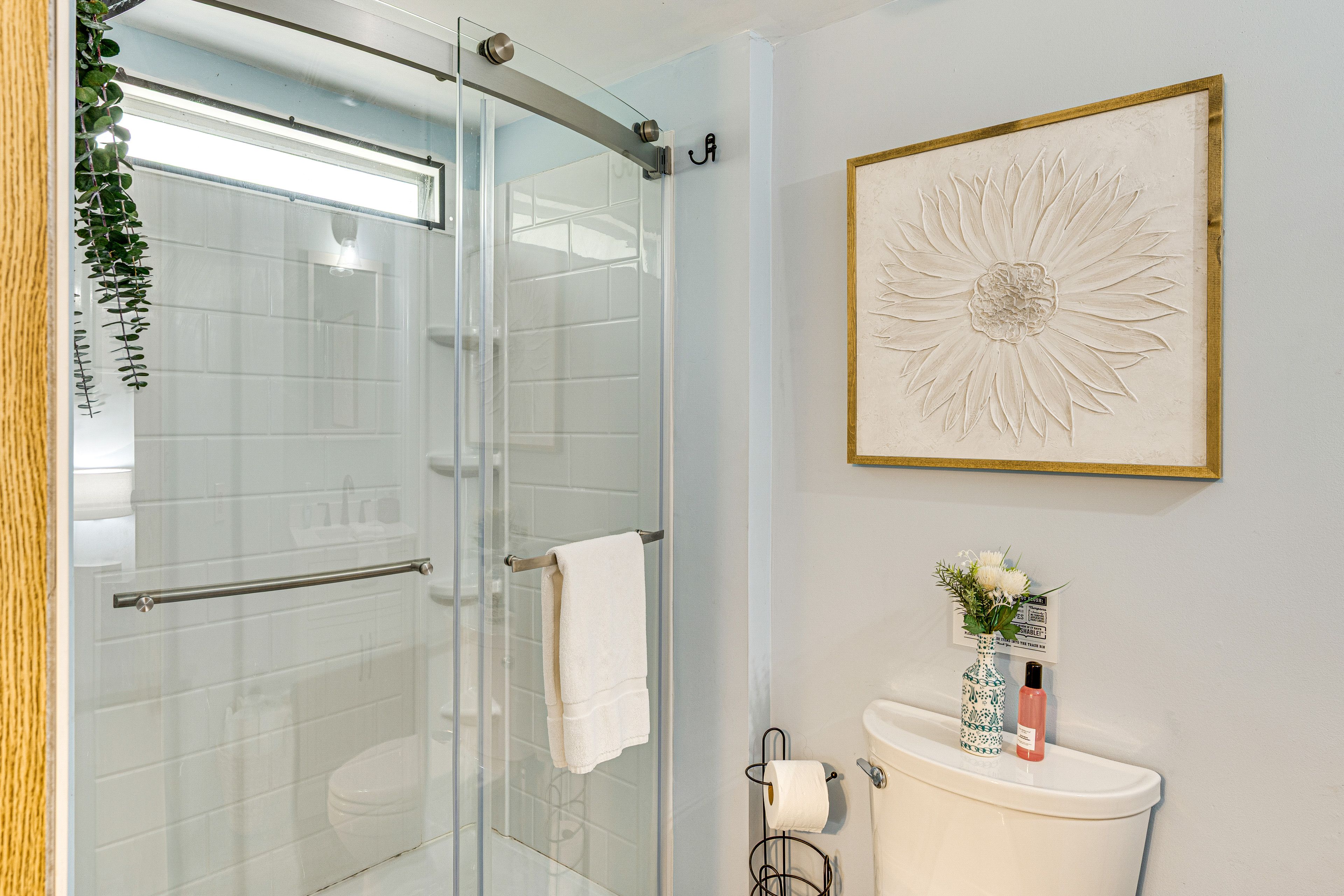 Full Bathroom | Complimentary Toiletries | Towels Provided