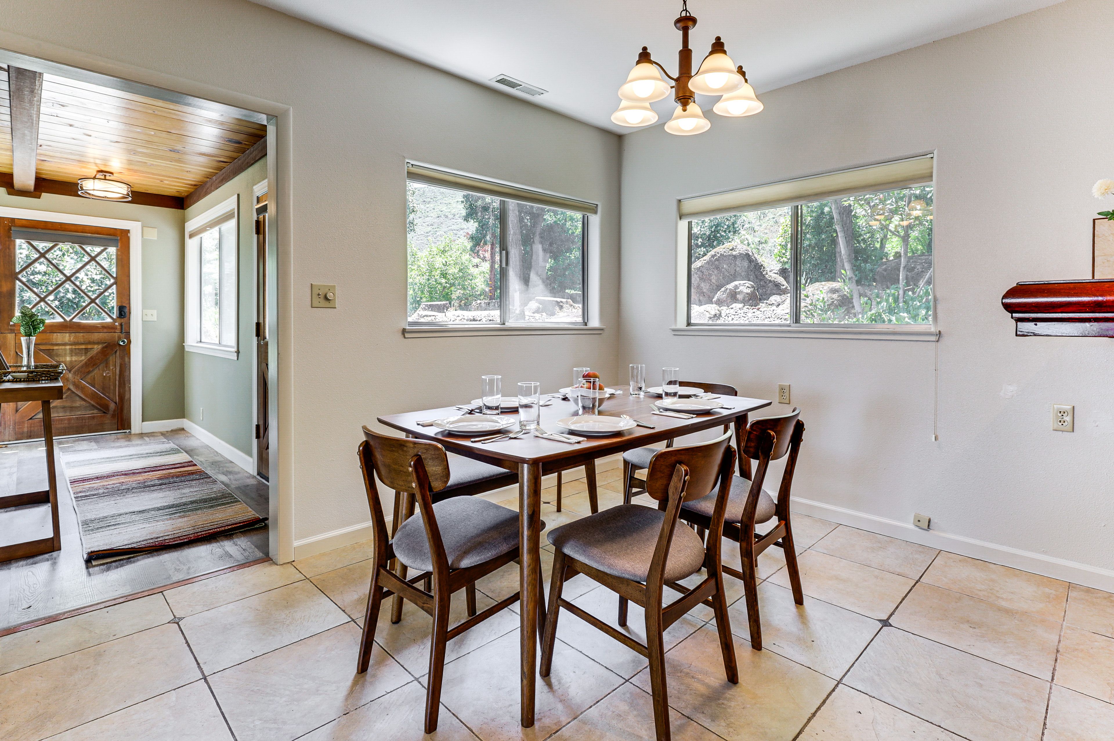 Dining Table | Dishware/Flatware