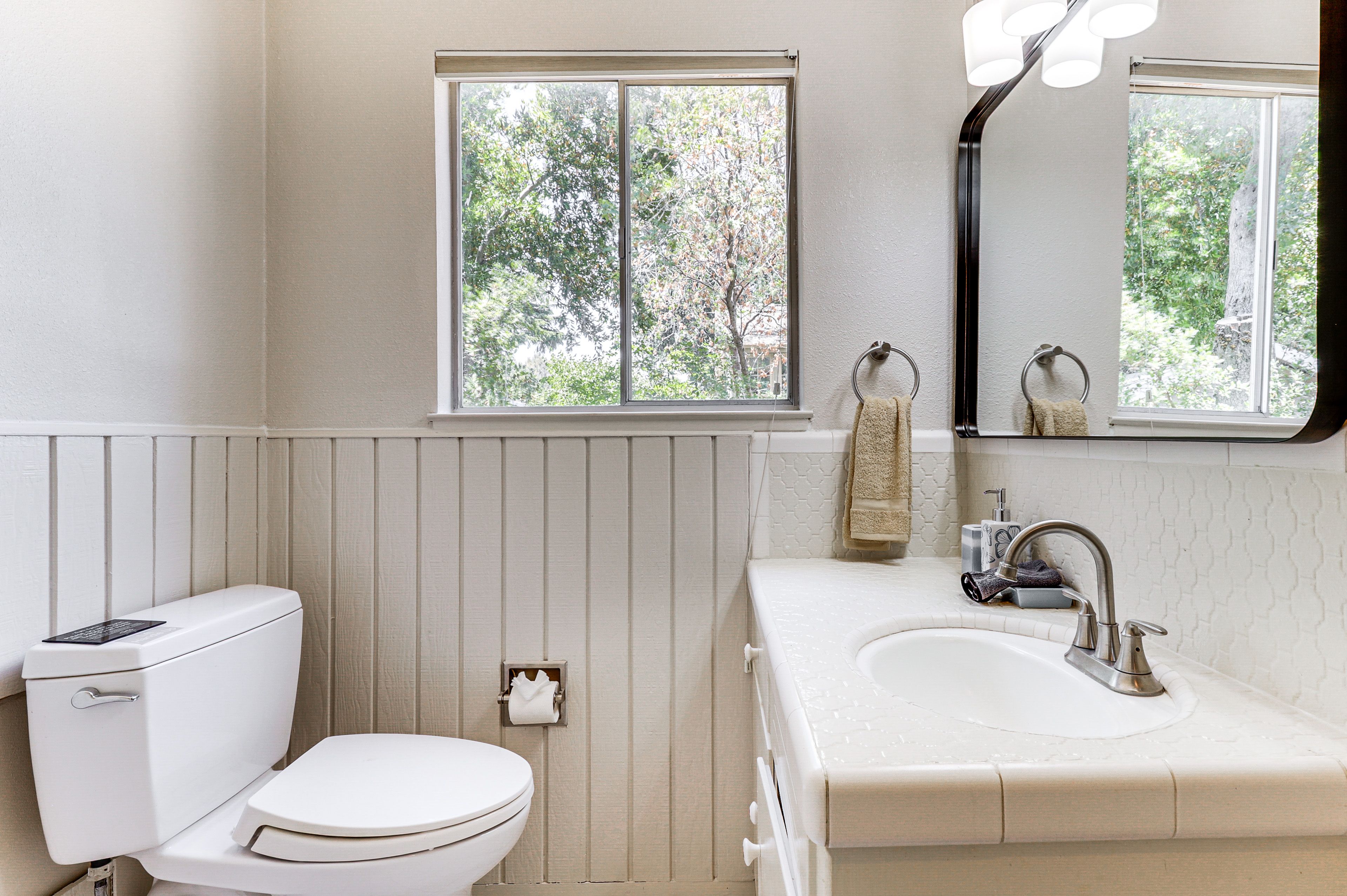 Full Bathroom | Towels Provided