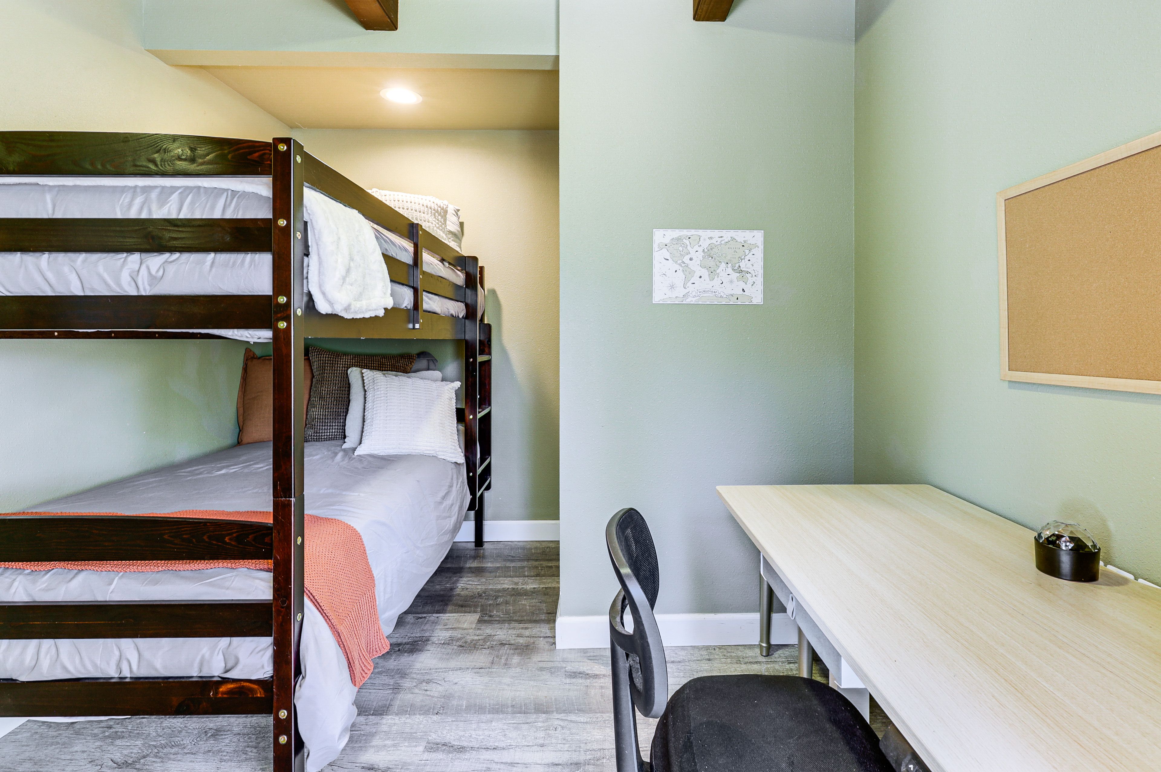 Bonus Room | Twin Bunk Bed | Laptop Workspace | Free WiFi