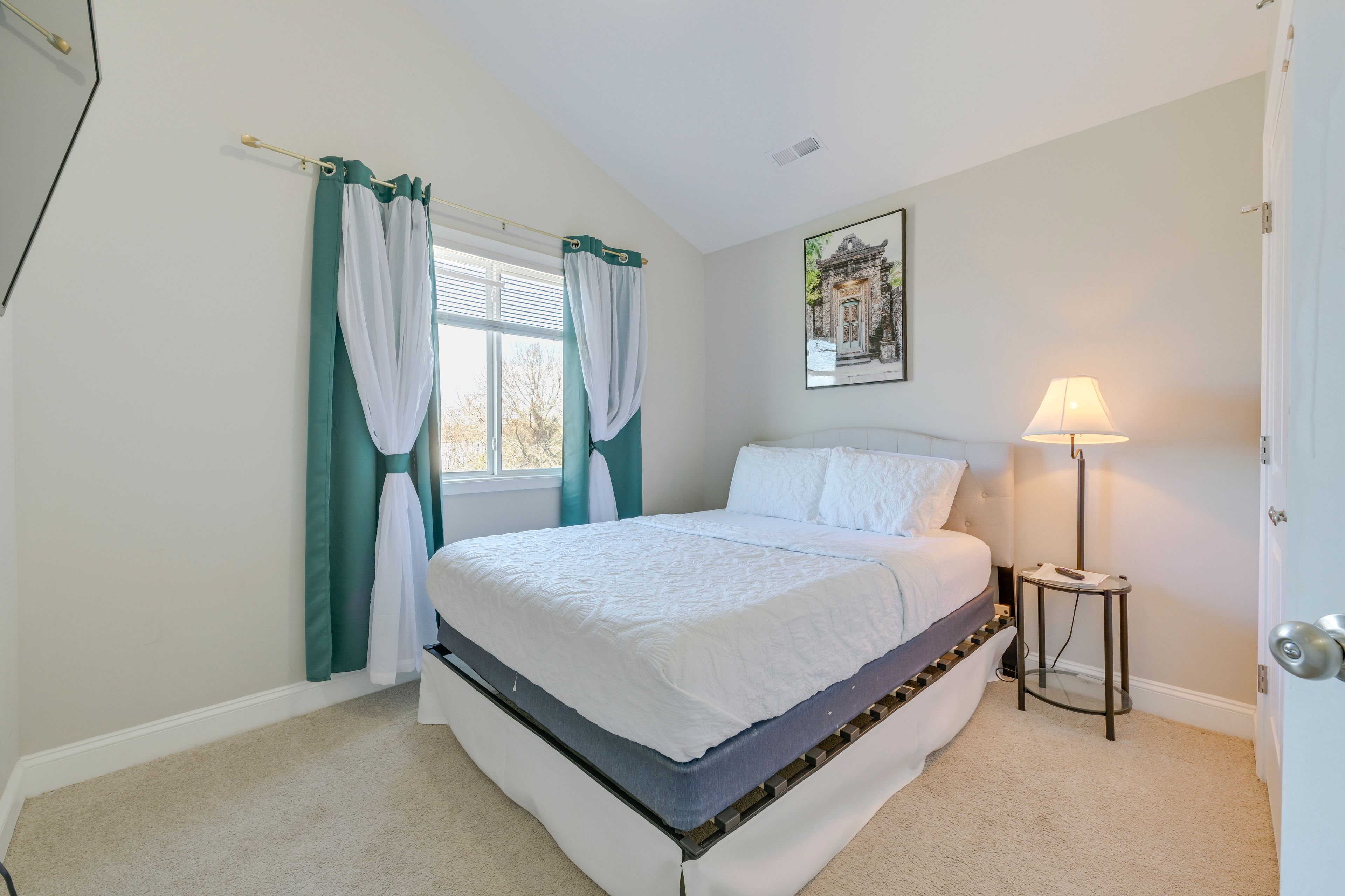 Bedroom 2 | Queen Bed | Smart TV | 2nd Floor