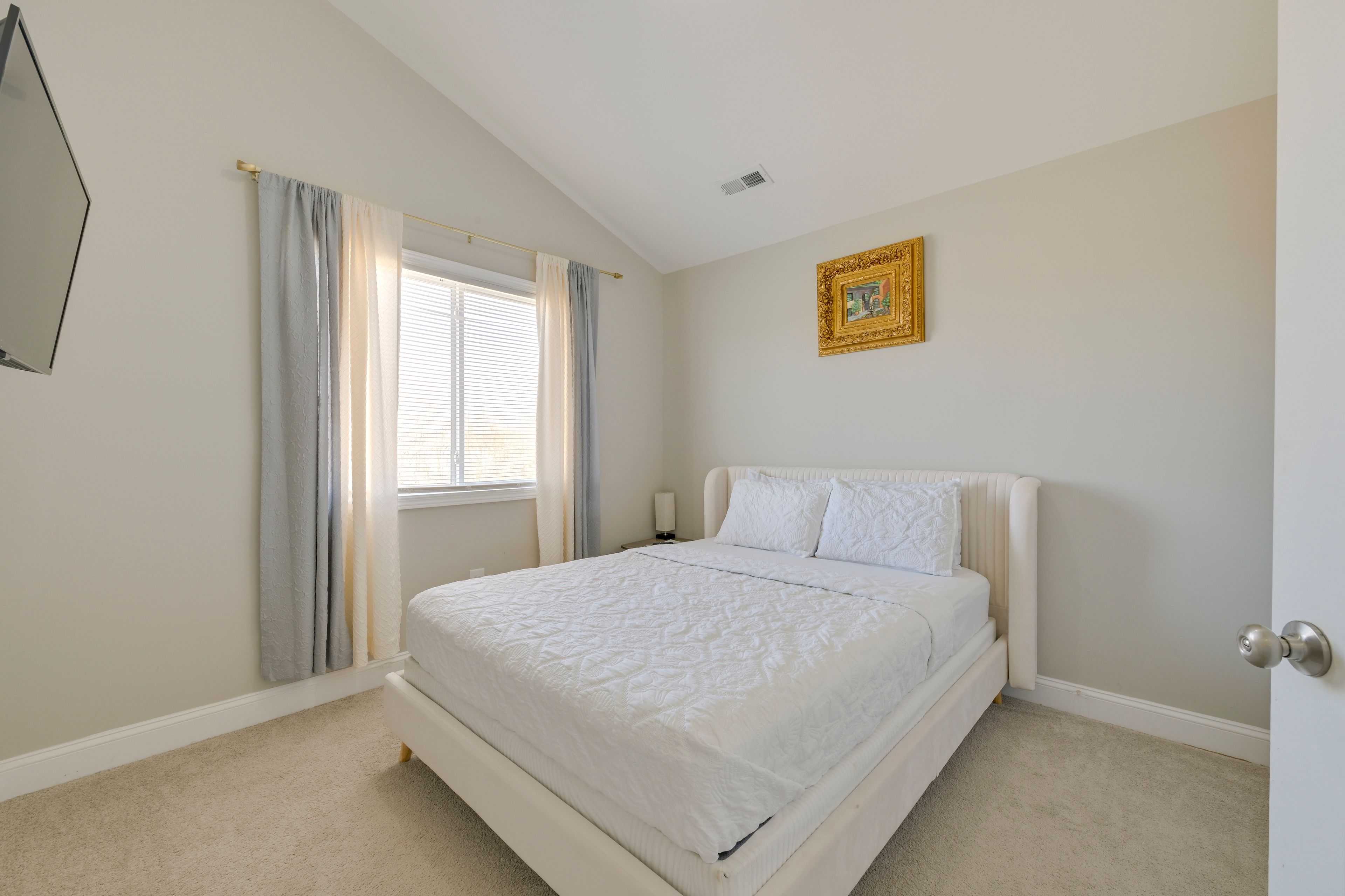 Bedroom 3 | Queen Bed | Smart TV | 2nd Floor