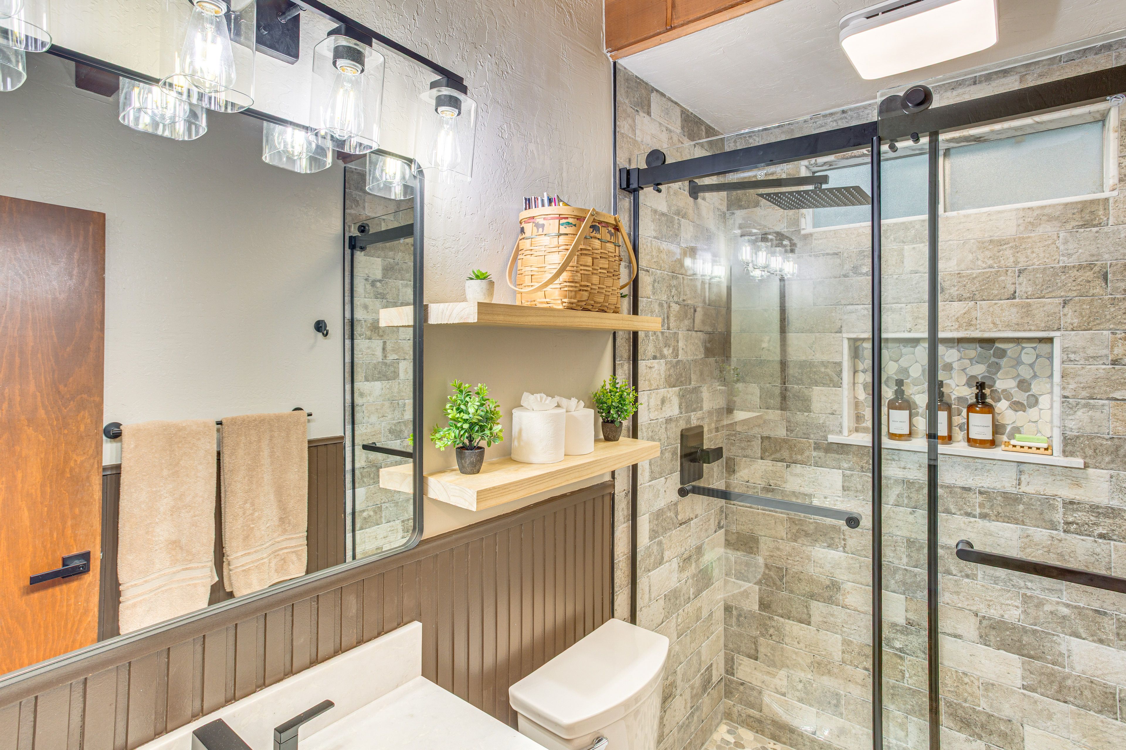 Full Bathroom | Lower Level | Towels Provided