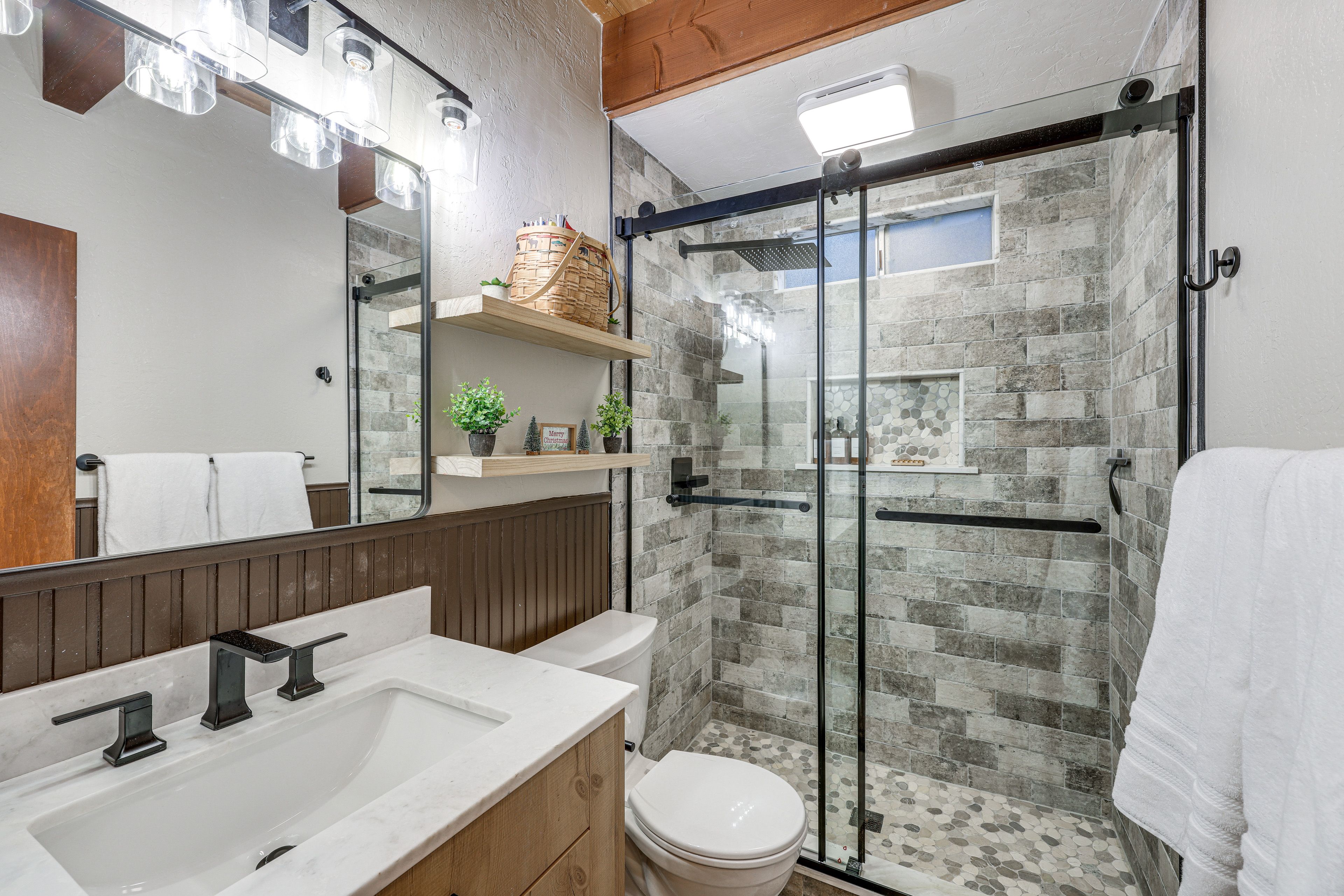 Full Bathroom | Lower Level | Towels Provided