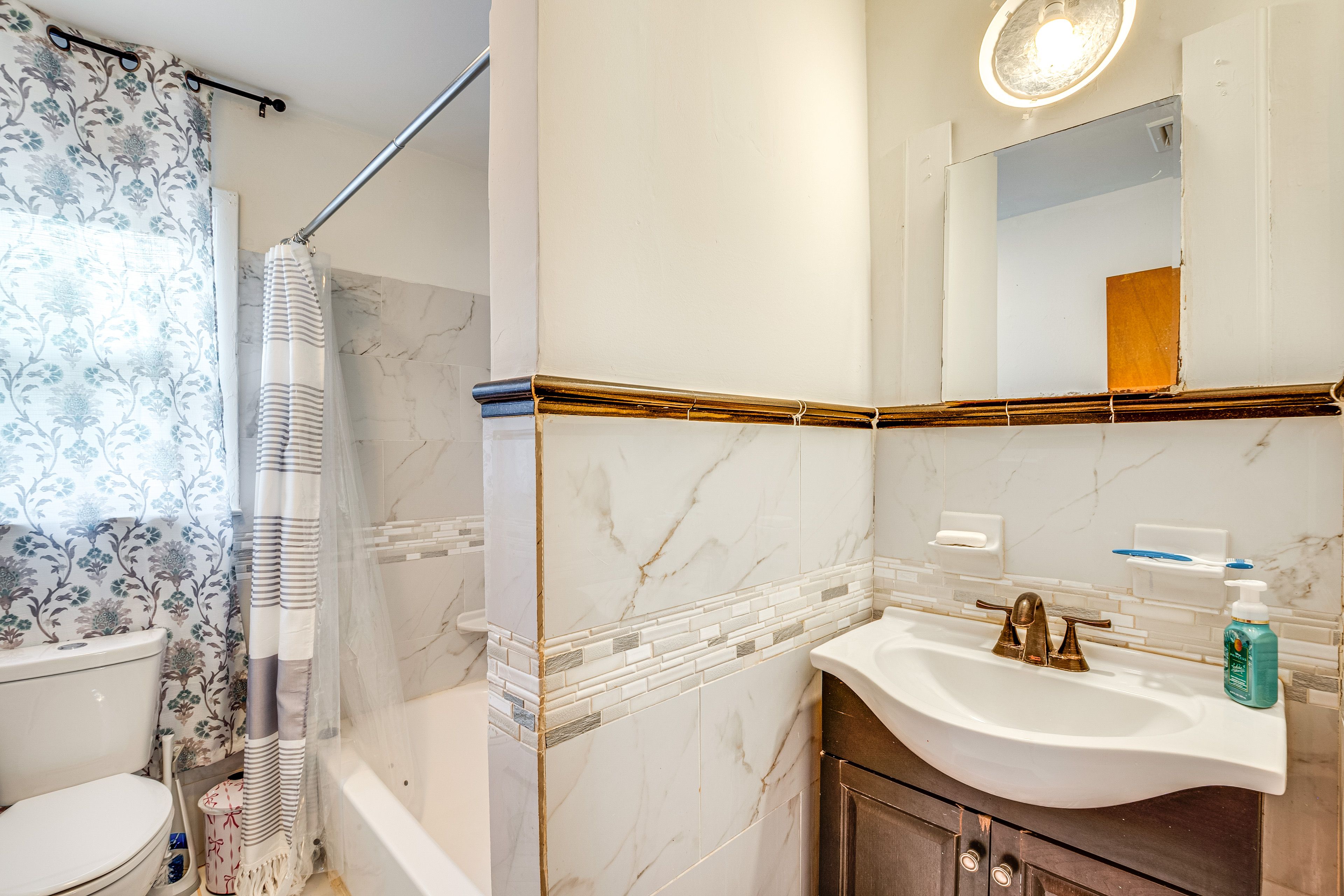 Full Bathroom | Upper Level | Complimentary Toiletries