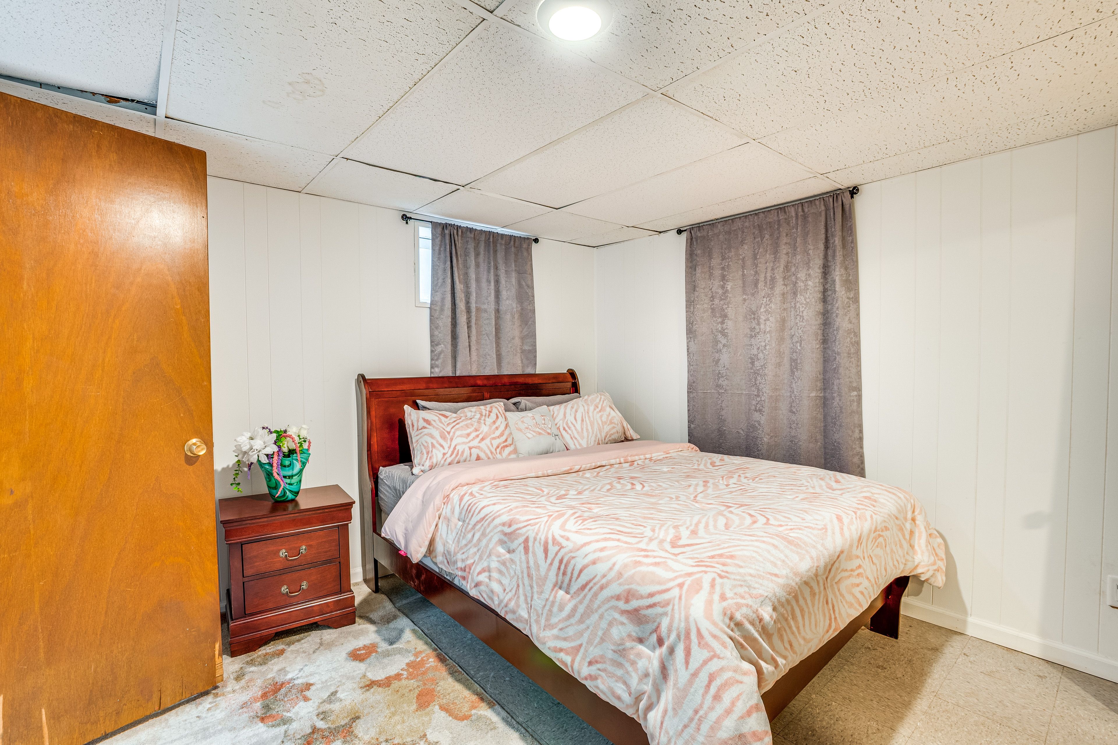 Bedroom 4 | Basement | Queen Bed