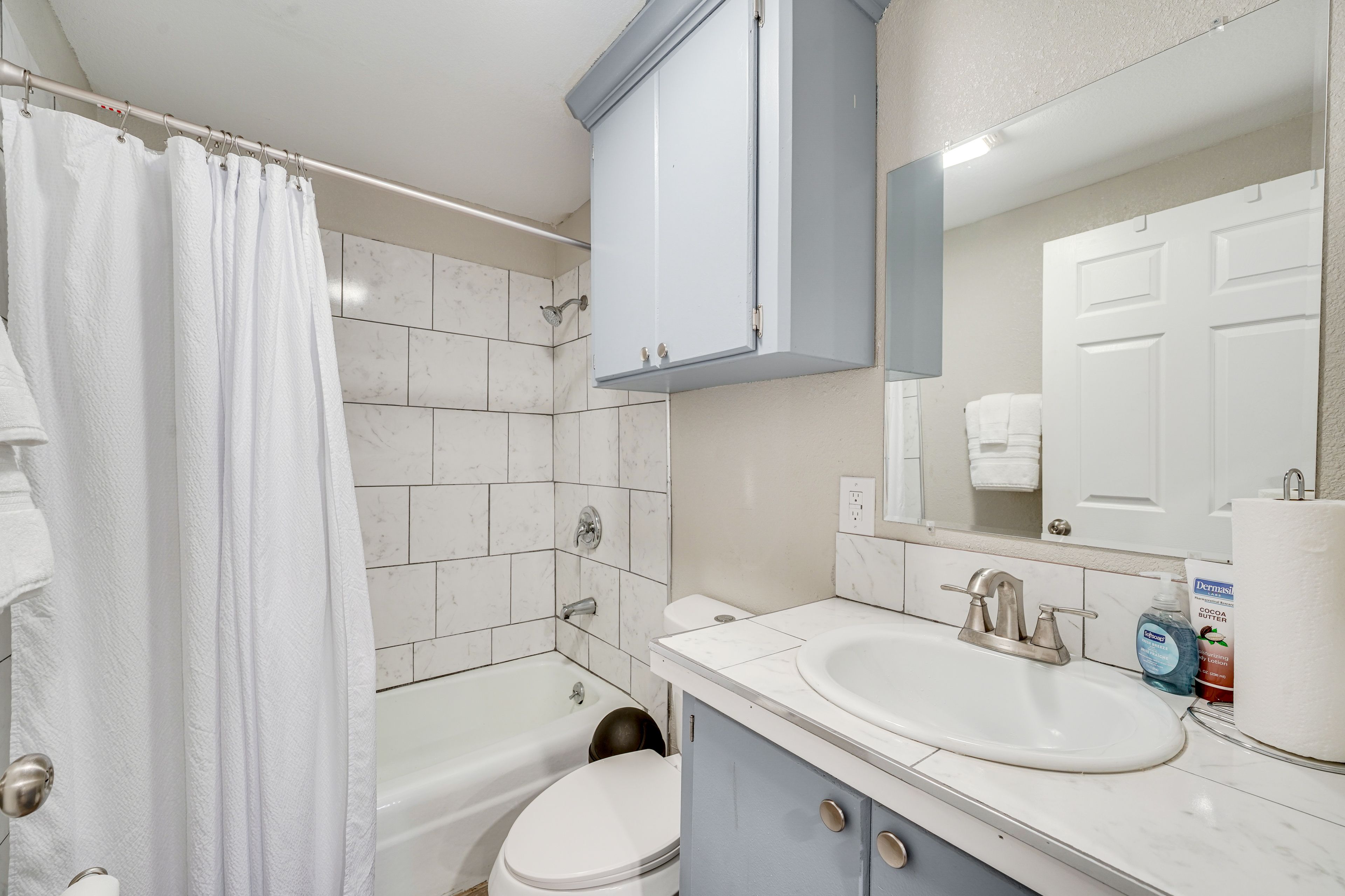 Full Bathroom | Towels Provided