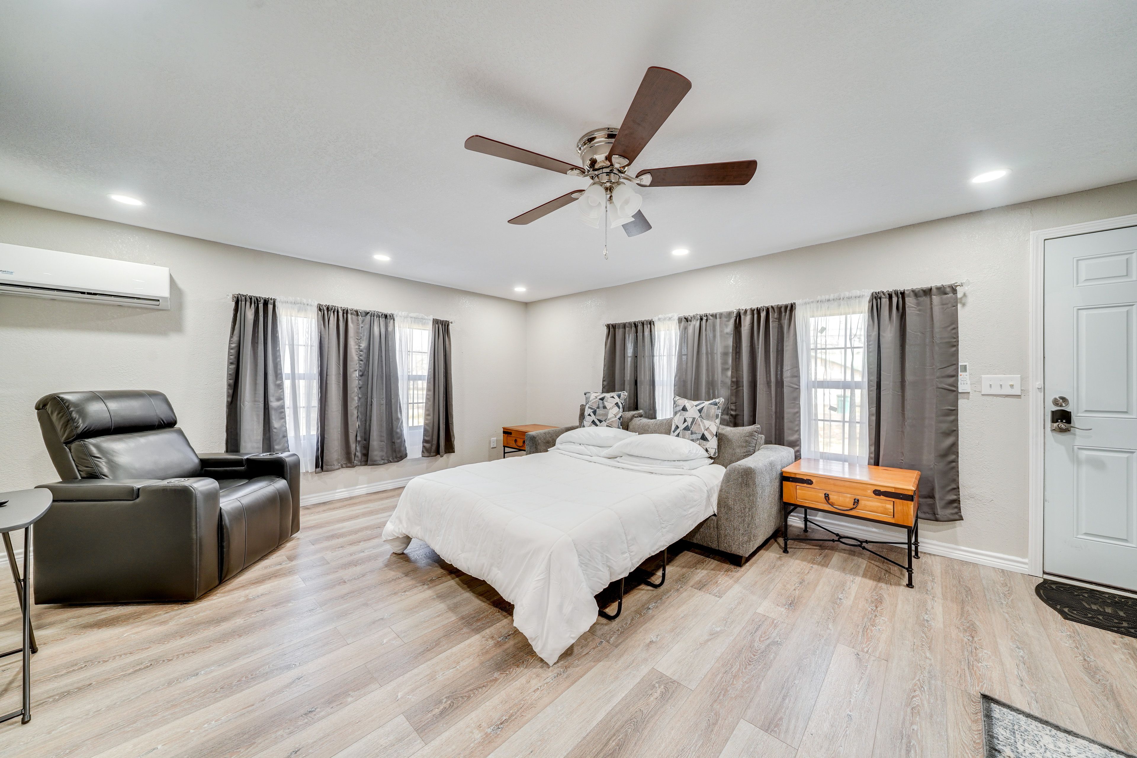 Studio Interior | Single-Story Unit | Sleeper Sofa | Central A/C & Heating