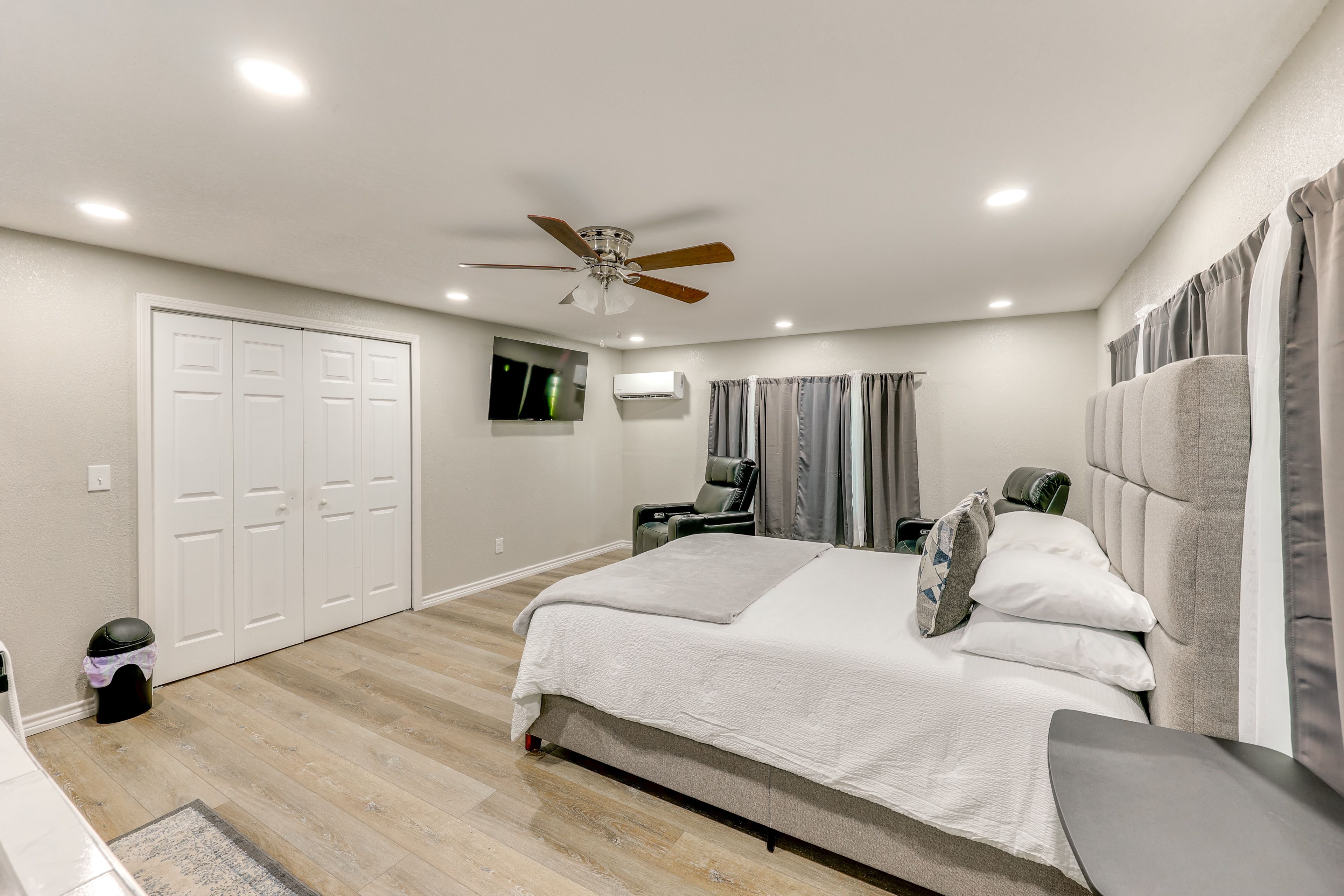 Studio Interior | Smart TV