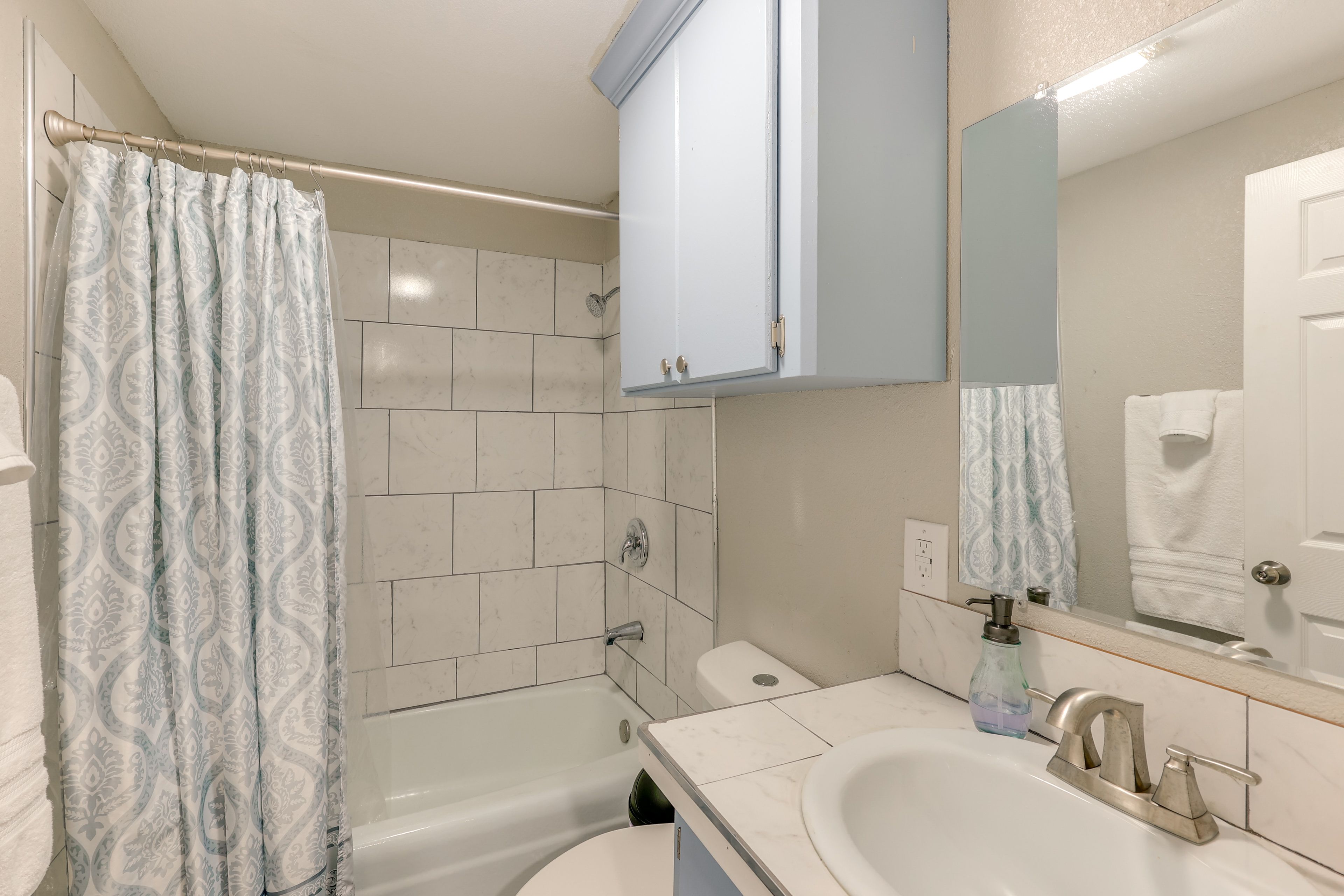 Full Bathroom | Towels Provided