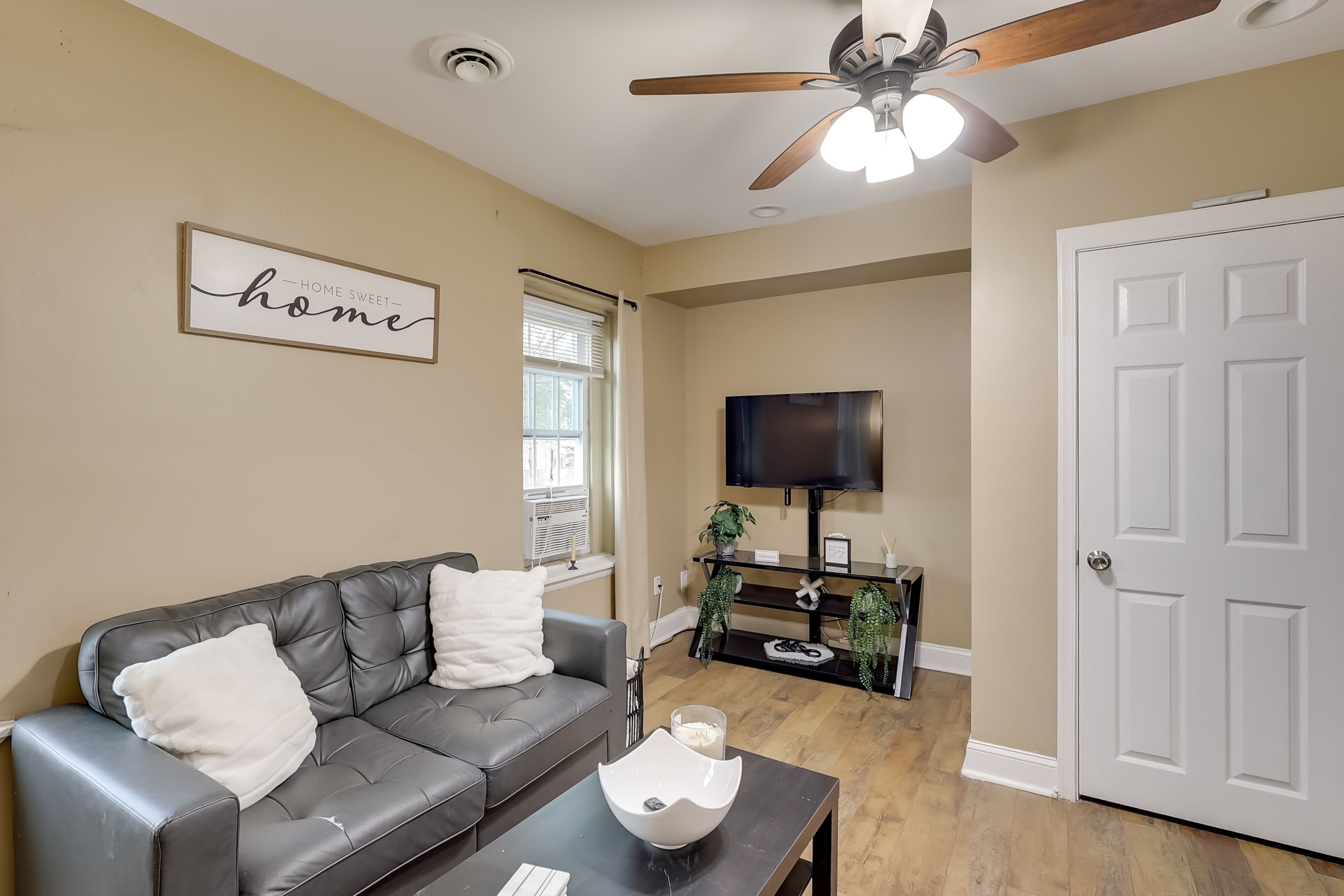 Living Room | Free WiFi | Central Heating | Smart TV
