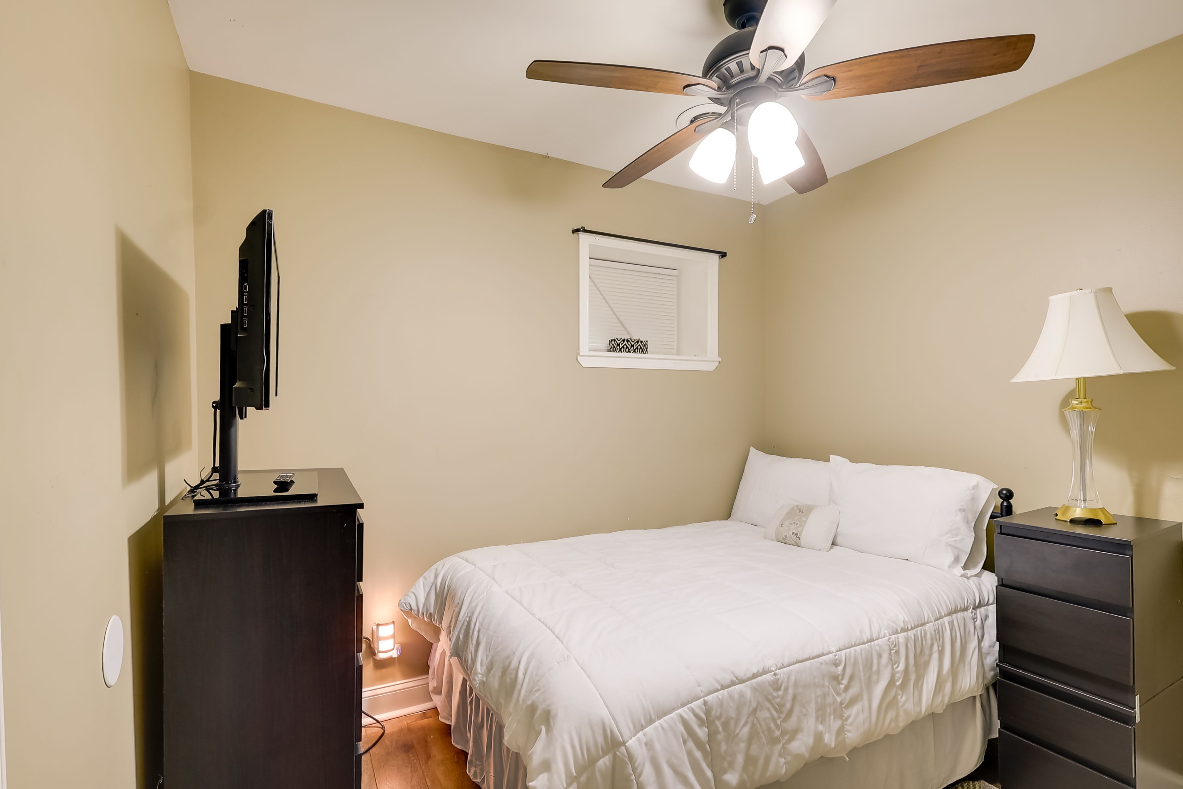 Bedroom 2 | Queen Bed