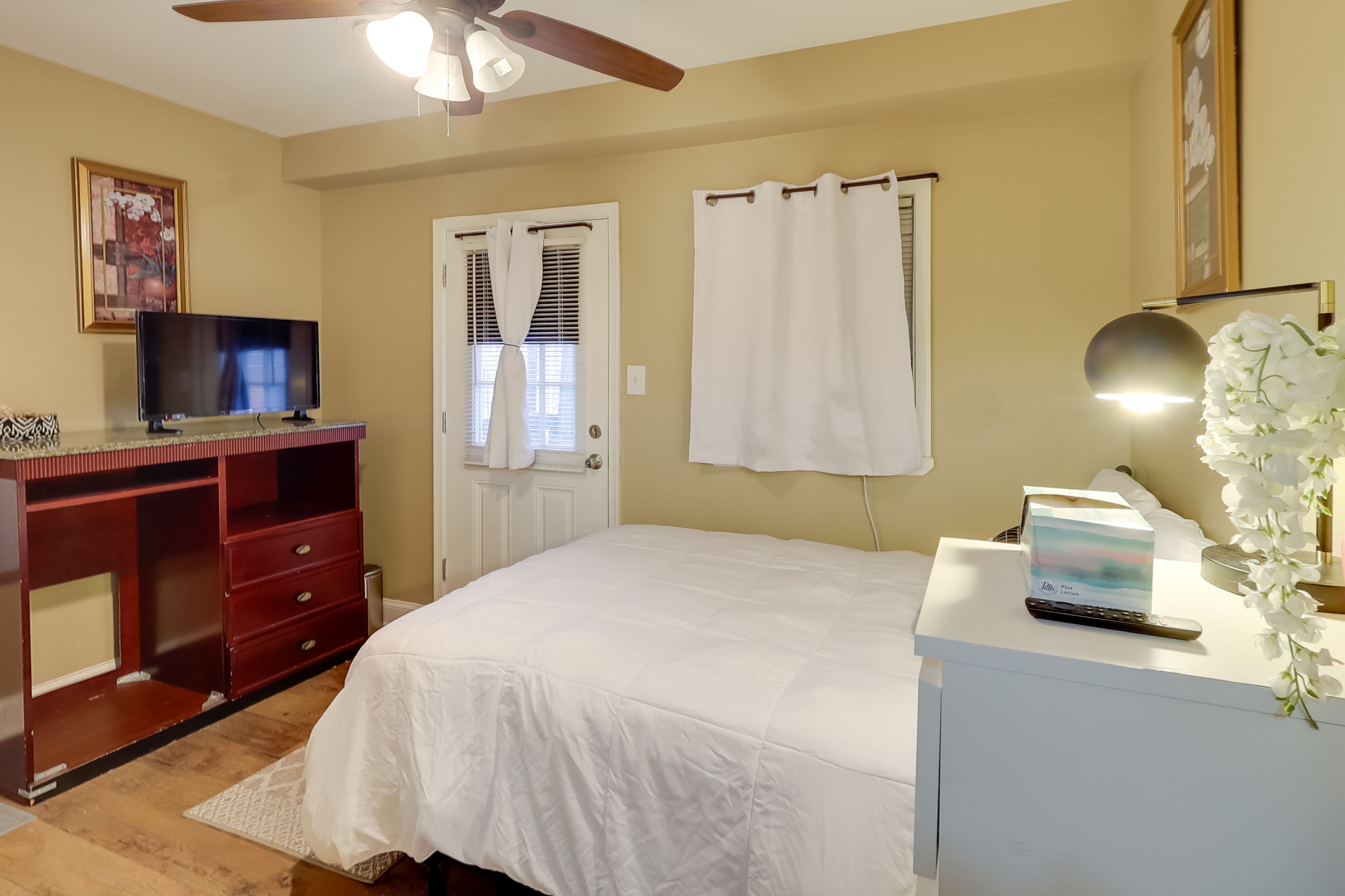 Bedroom 1 | Queen Bed | Linens Provided