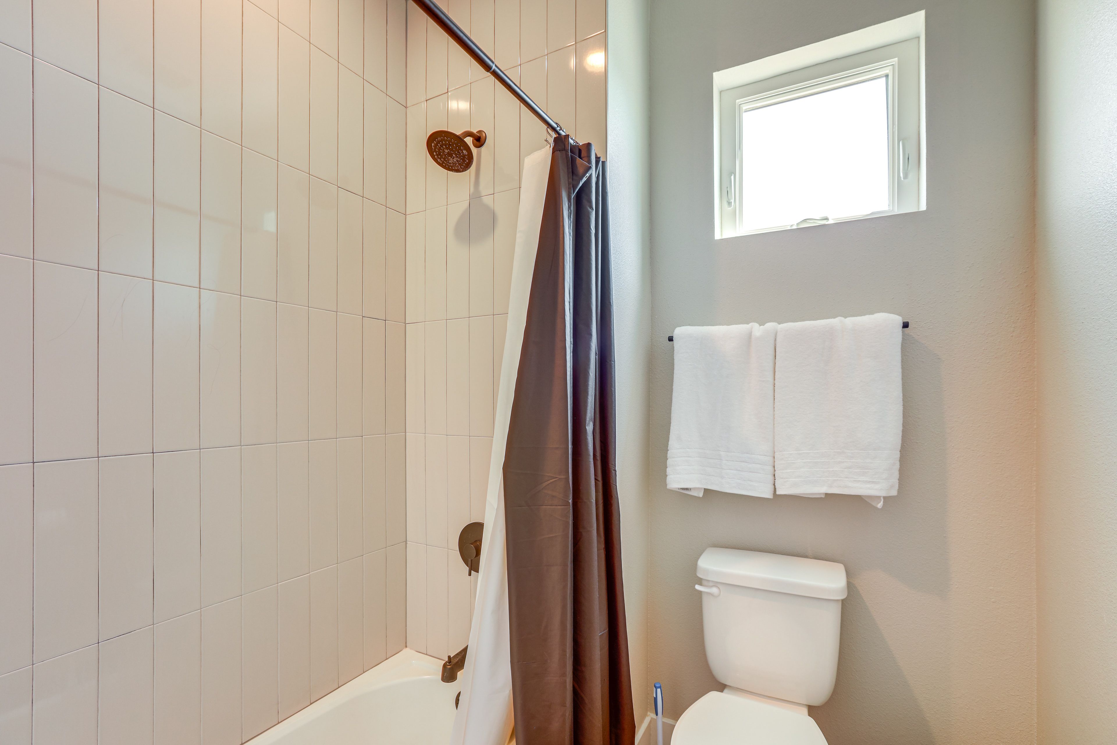 Full Bathroom | 3rd Floor | Complimentary Toiletries | Hair Dryer