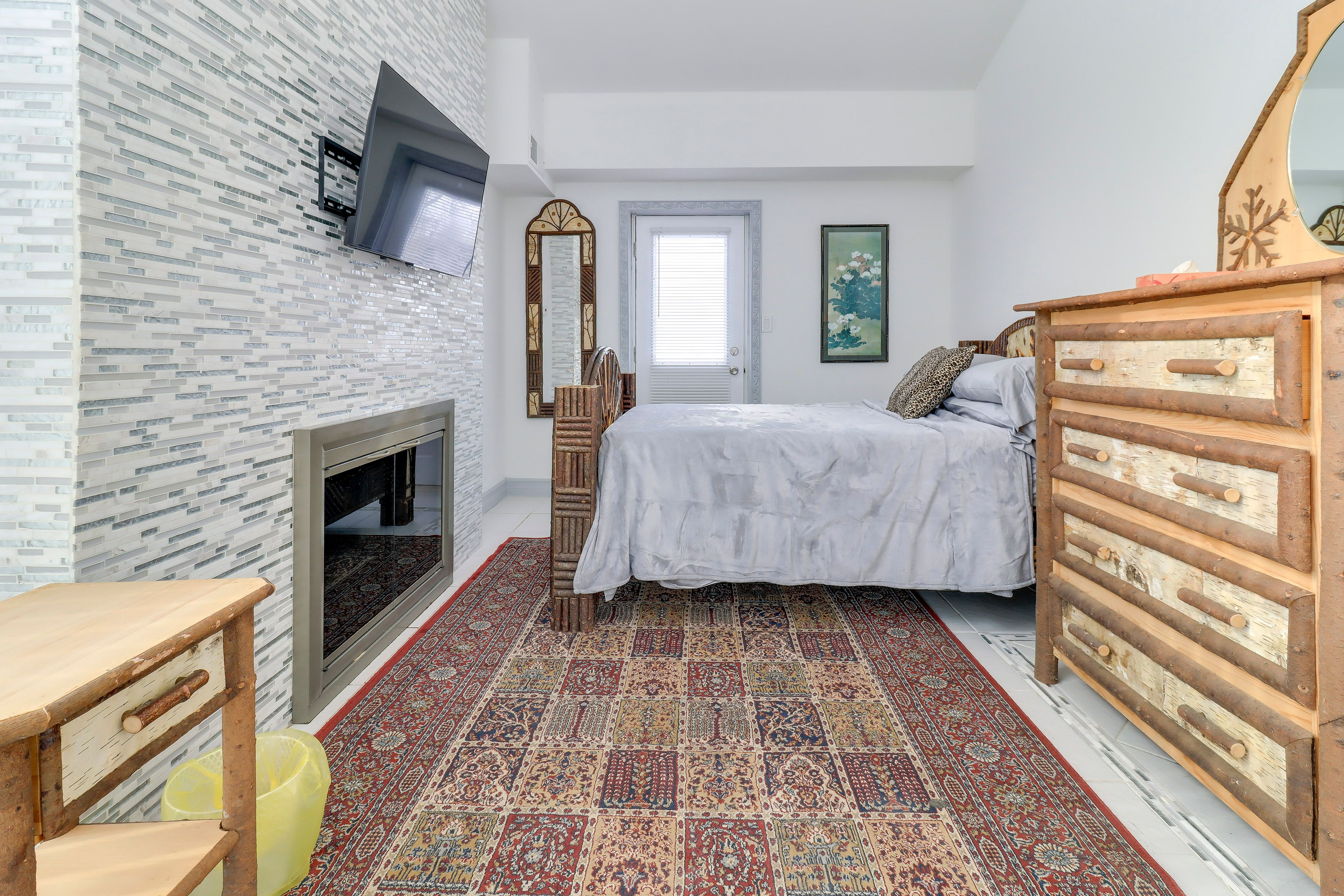 Bedroom 1 | Queen Bed