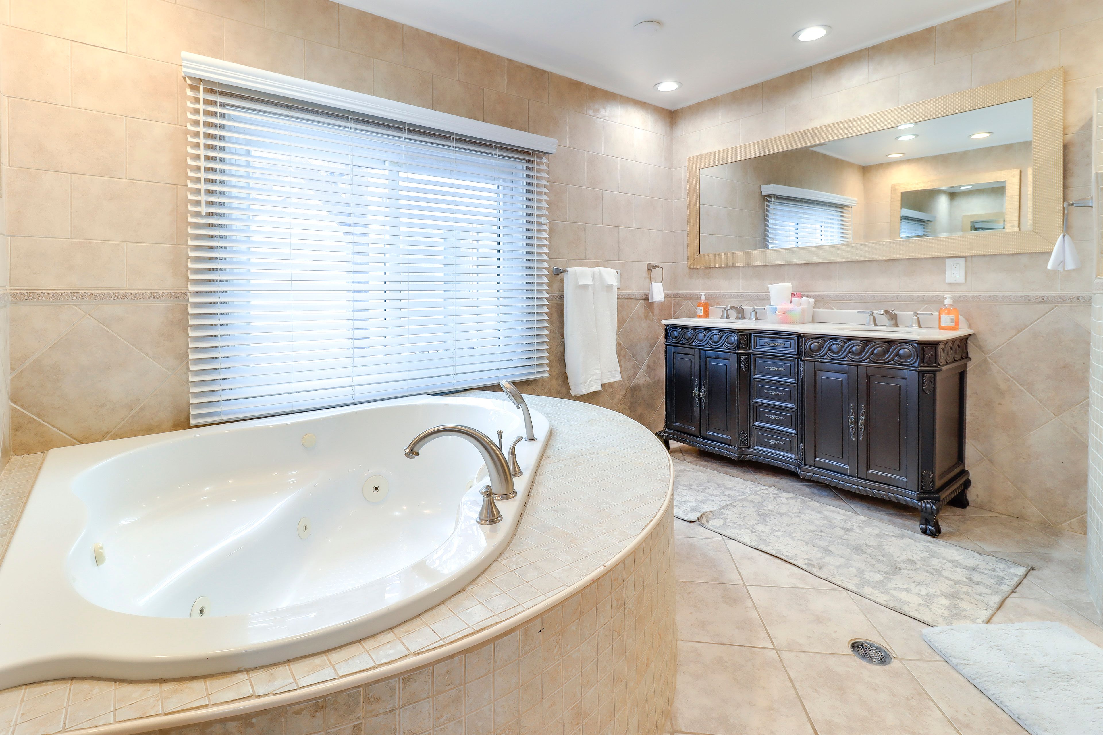 Full Bathroom | Complimentary Toiletries
