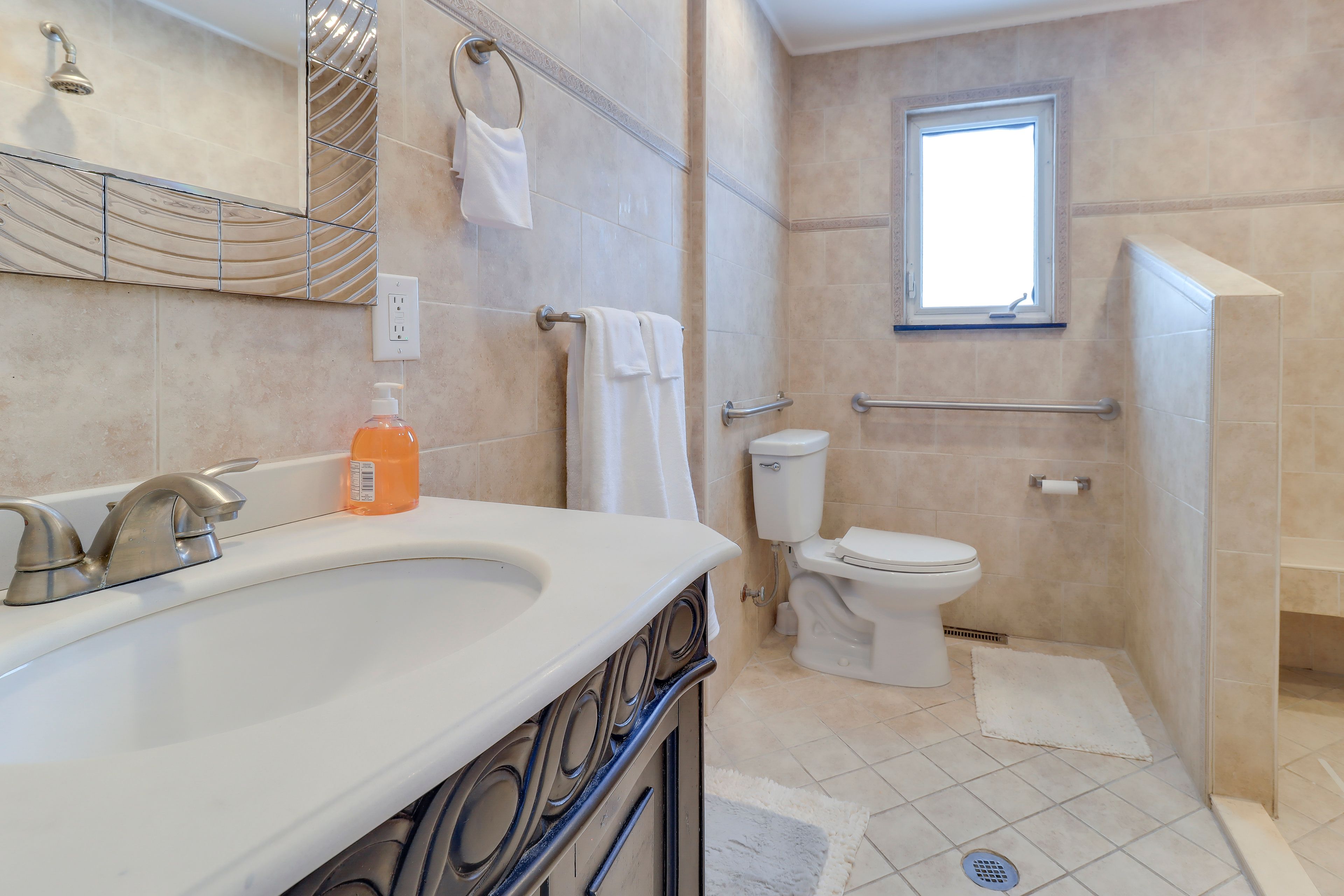 Full Bathroom | Towels Provided