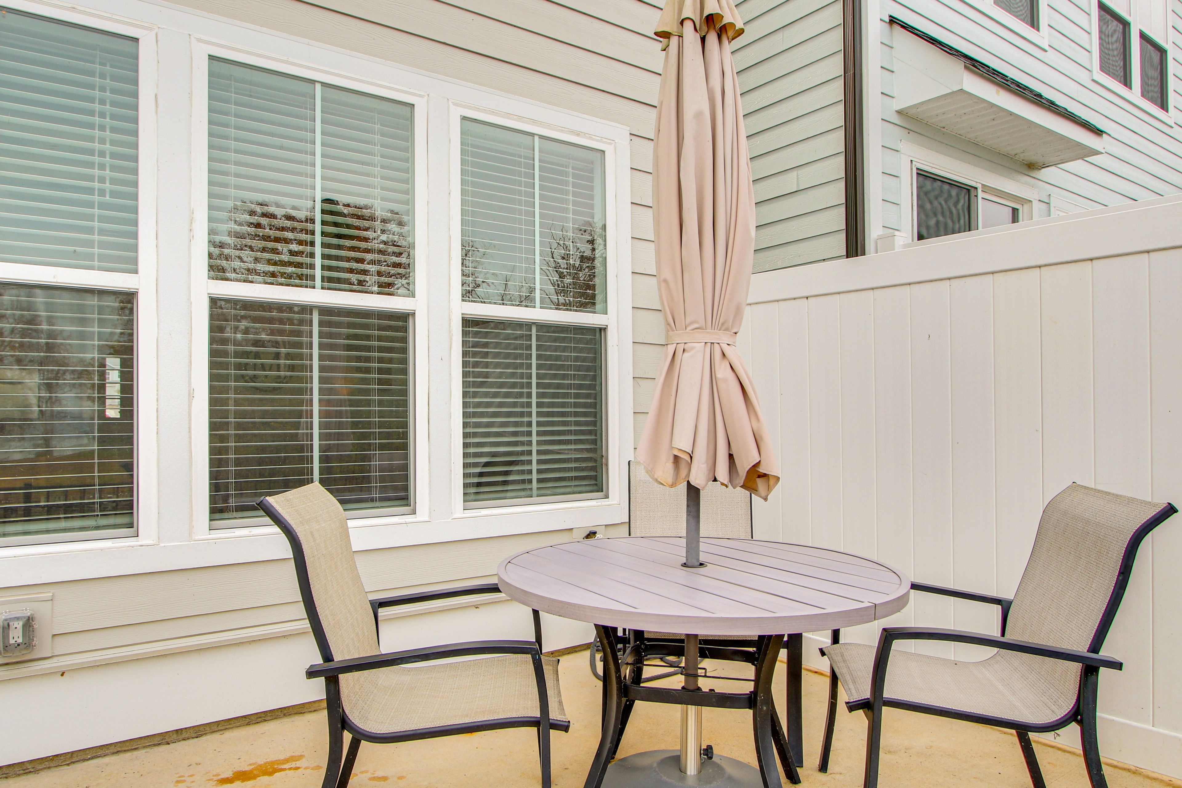 Greenwood Vacation Rental | 3BR | 2.5BA | 1 Small Step Required | 1,720 Sq Ft