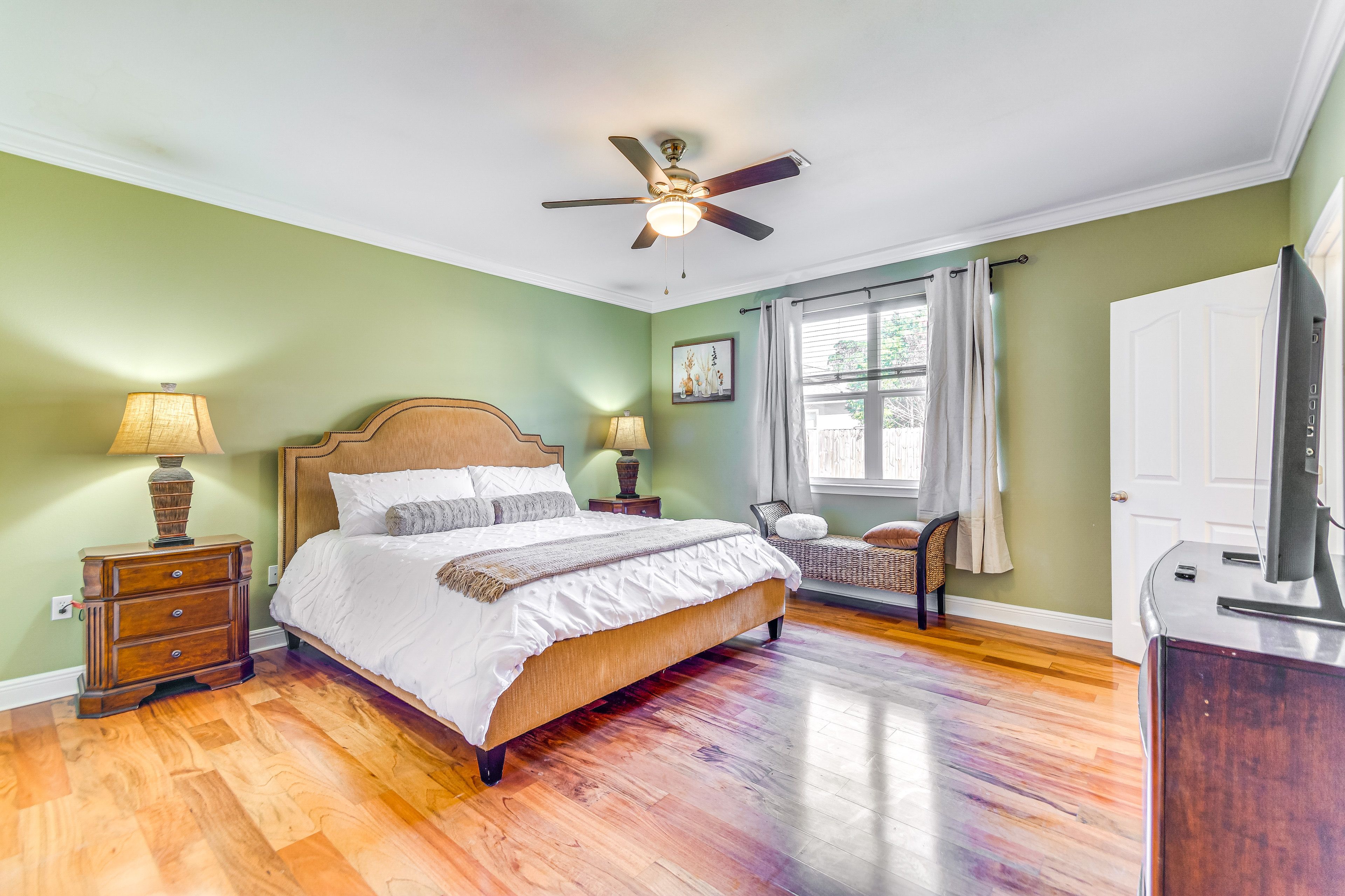 Bedroom 1 | King Bed