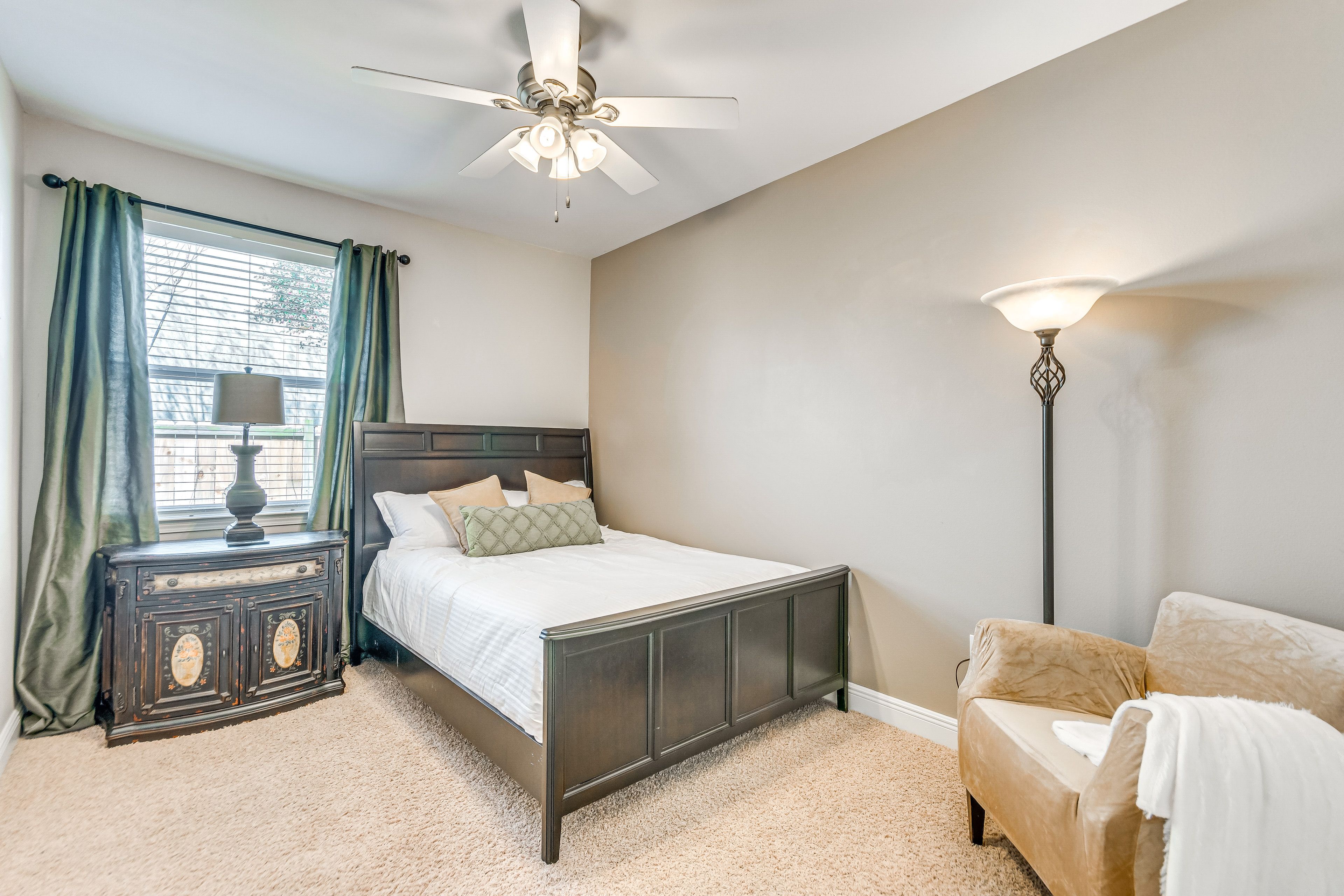 Bedroom 2 | Queen Bed