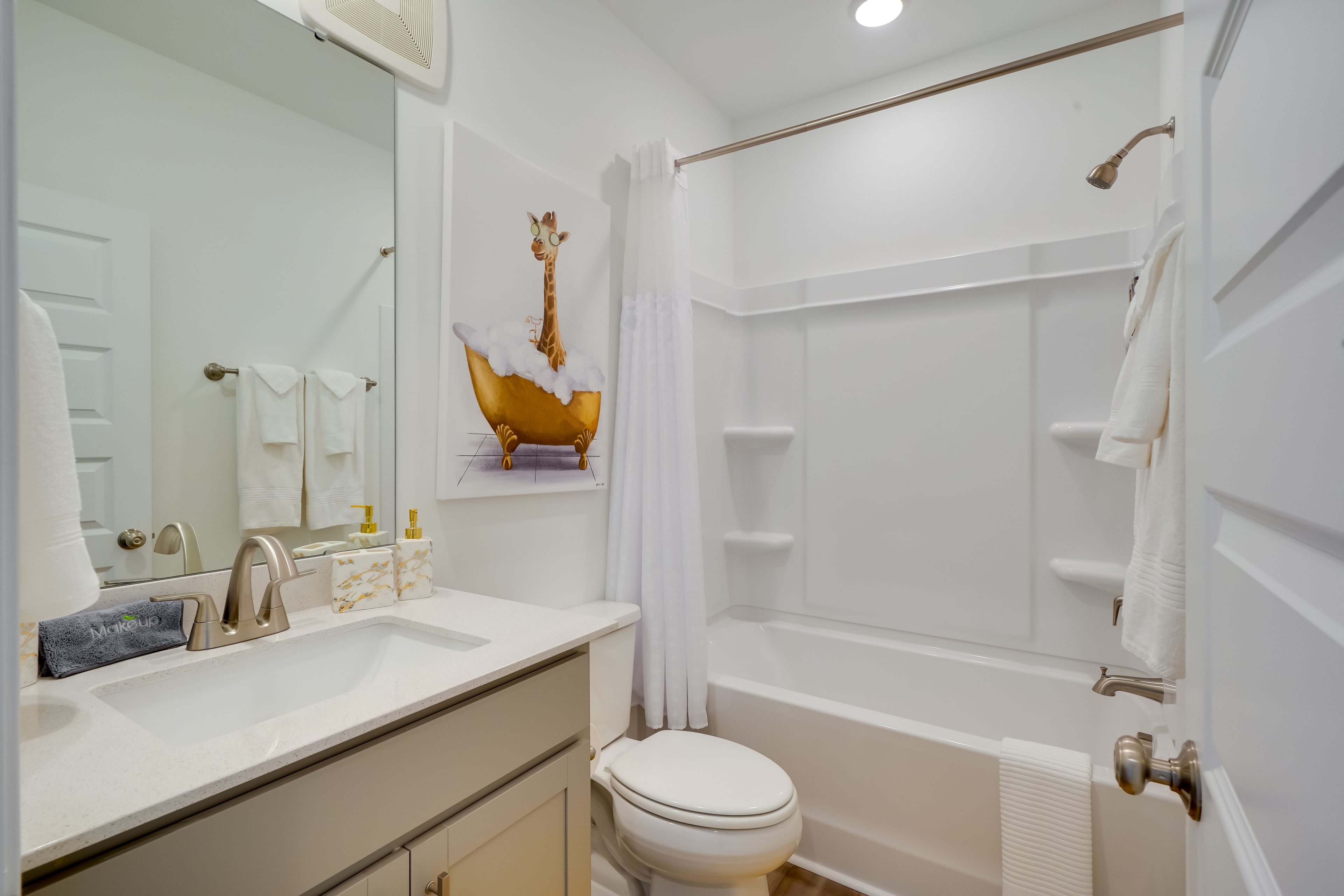 Full Bathroom | Towels Provided | 2nd Floor