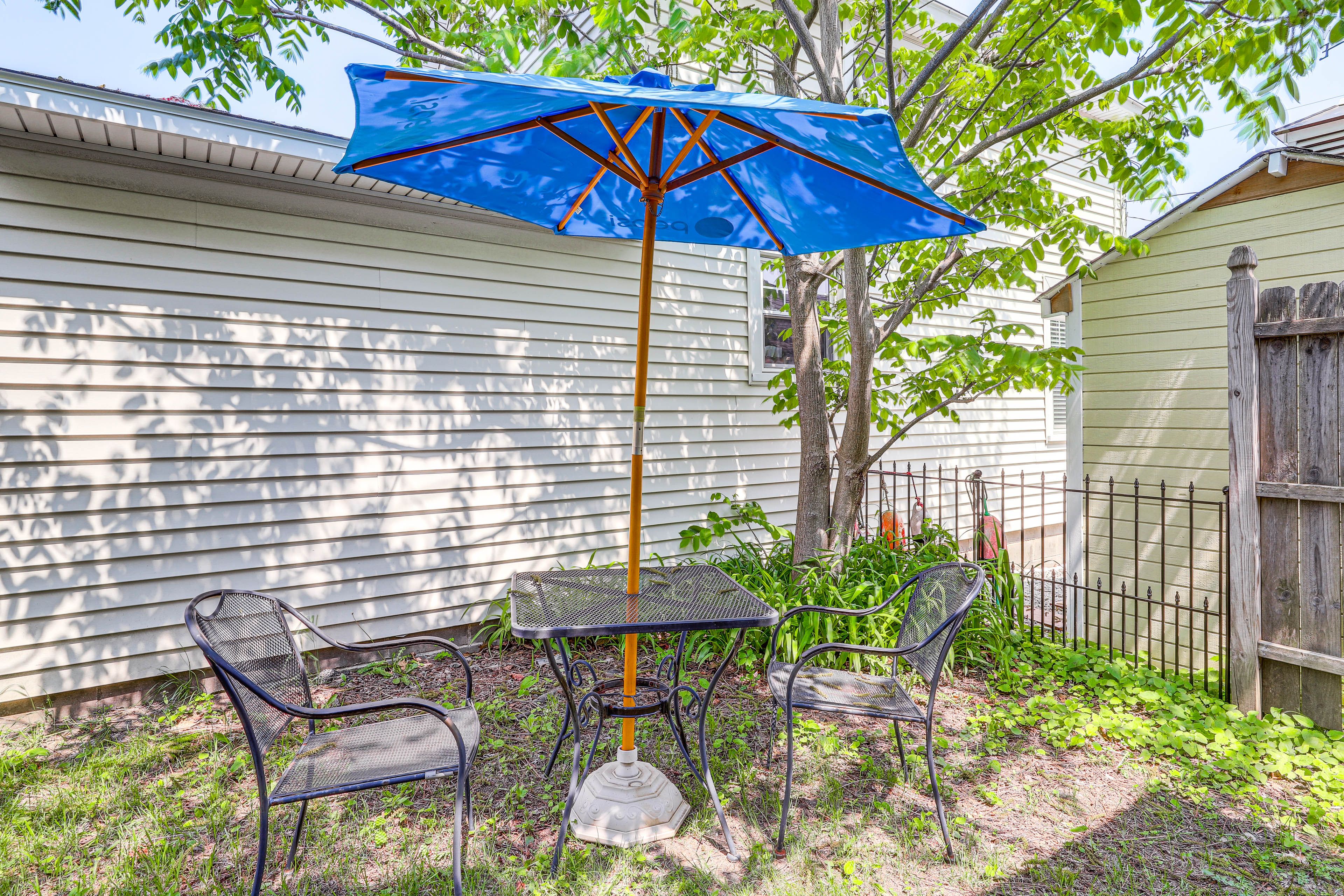 Shared Yard | Gas Grill | Dining Area
