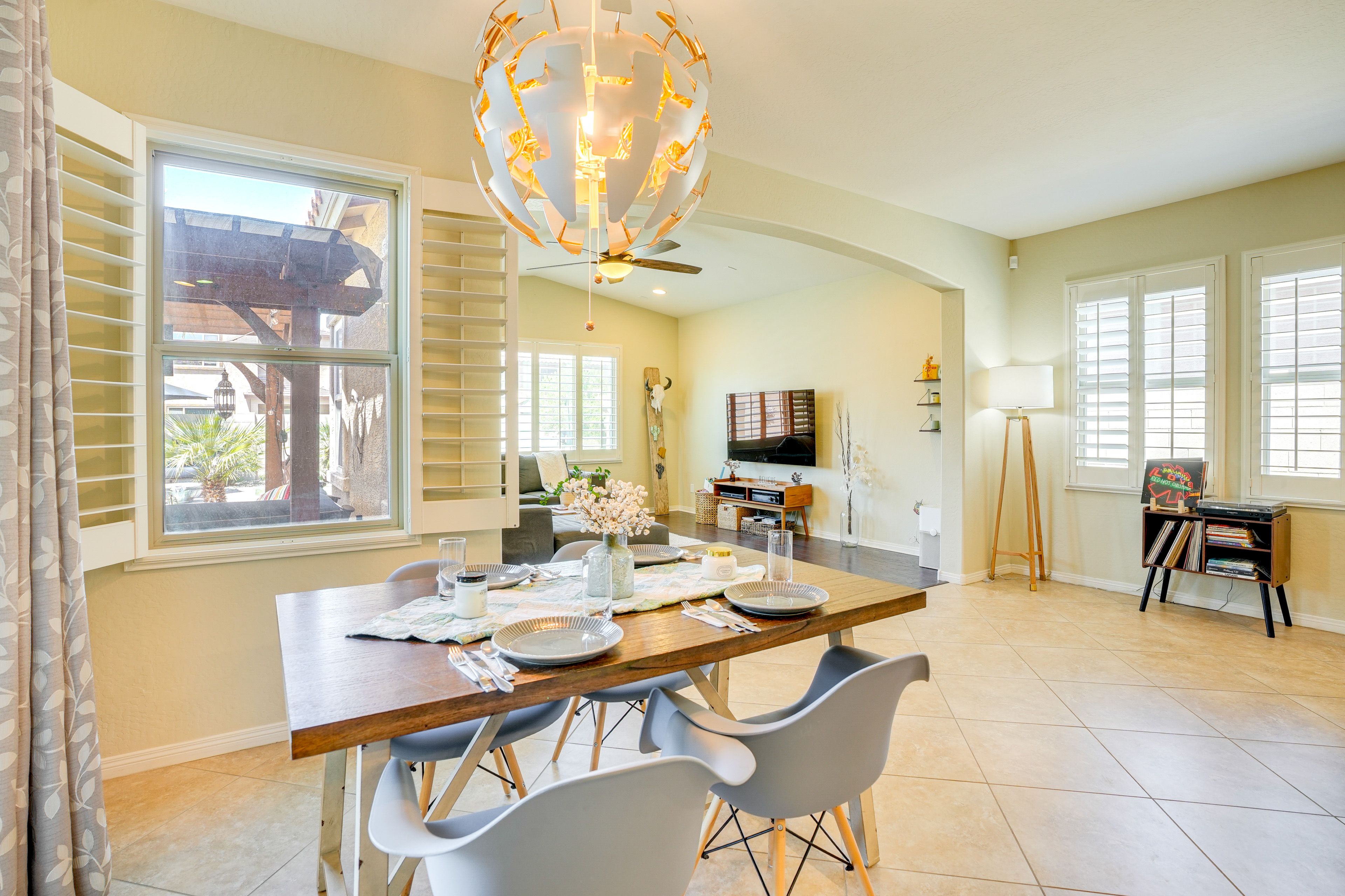 Dining Area | Dishware/Flatware Provided | 1st Floor
