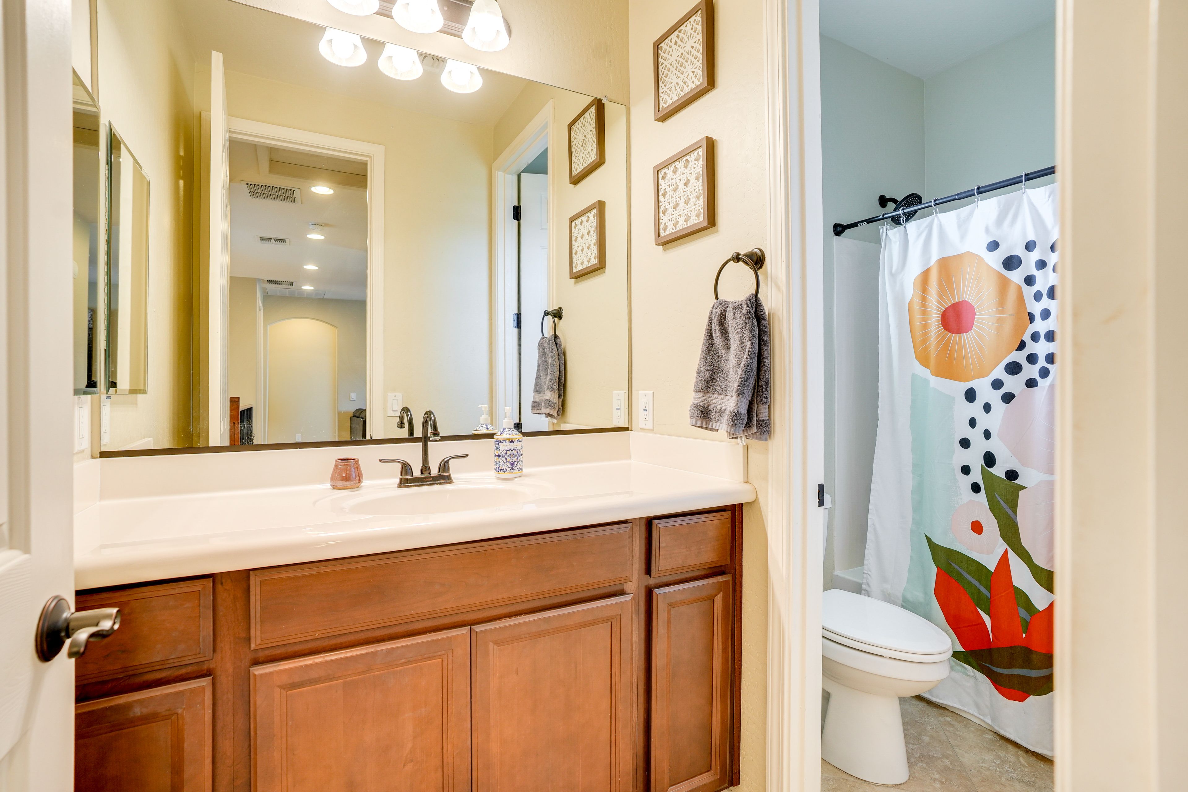 Full Bathroom | Towels Provided | 2nd Floor
