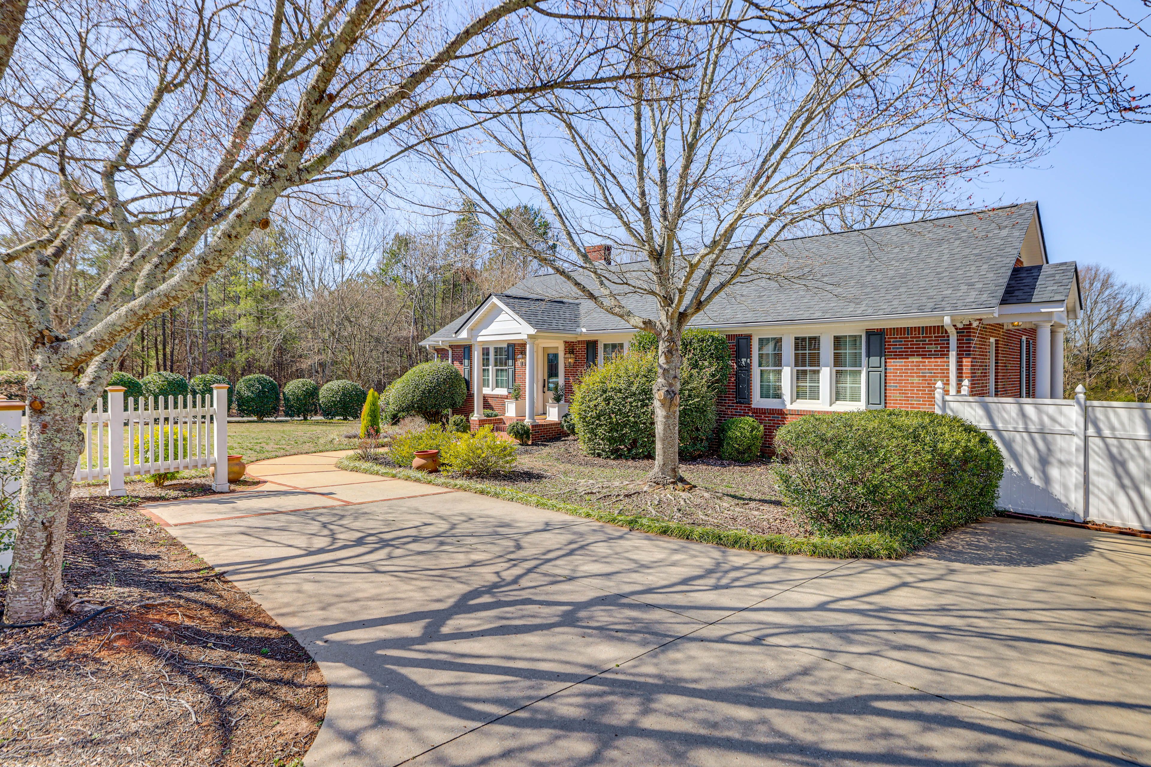 Parking | 2 Driveways (10 Vehicles) | RV/Trailer Parking