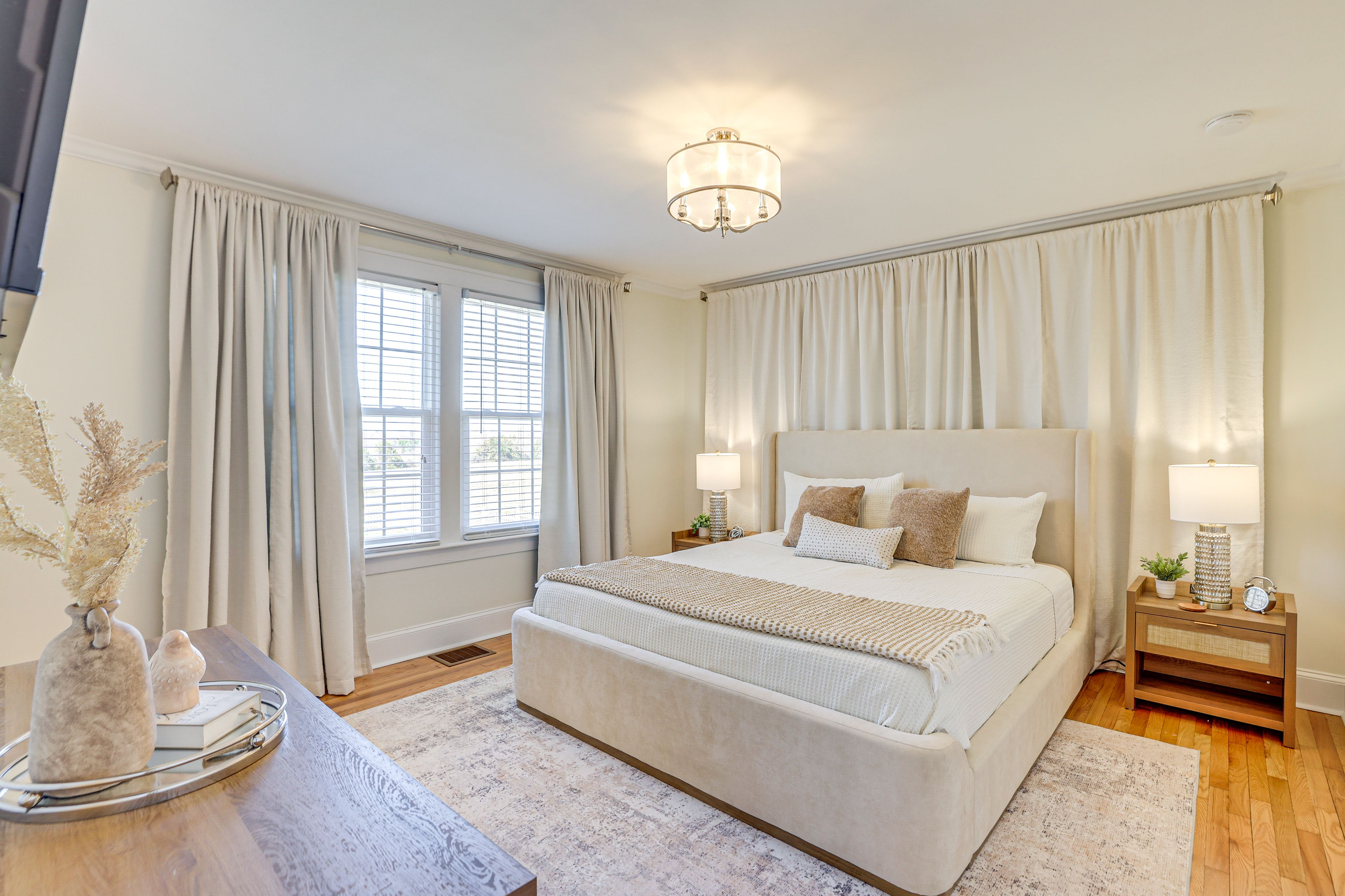 Bedroom 1 | King Bed | Smart TV