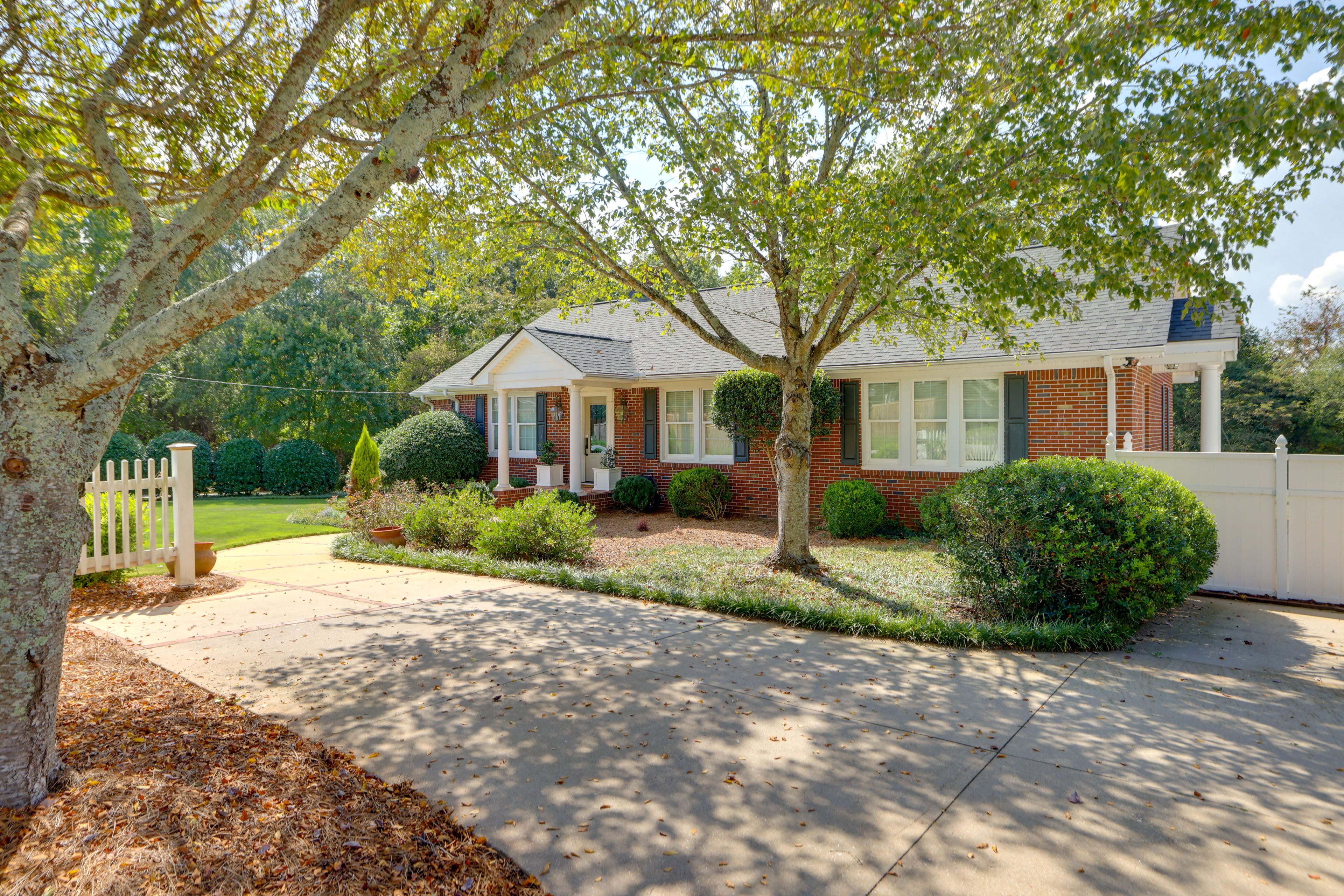 Parking | 2 Driveways (10 Vehicles) | RV/Trailer Parking