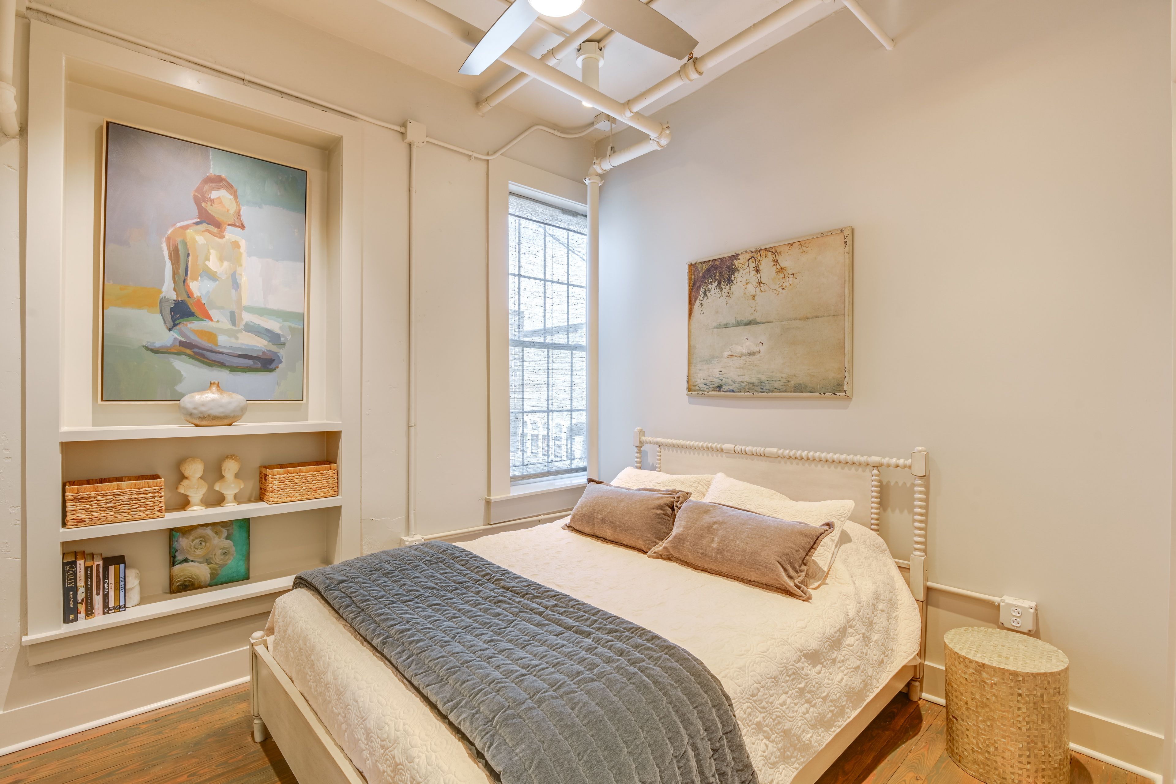 Bedroom 1 | Queen Bed | Smart TV | En-Suite Bathroom