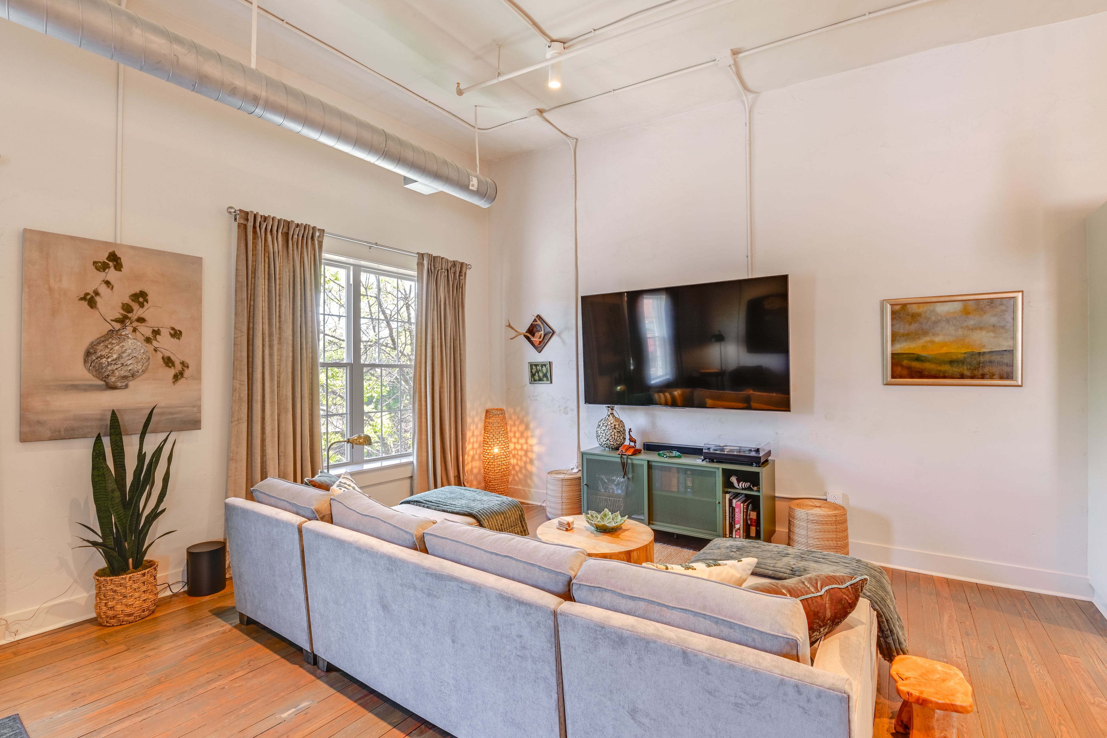 Living Room | Smart TV | Turntable