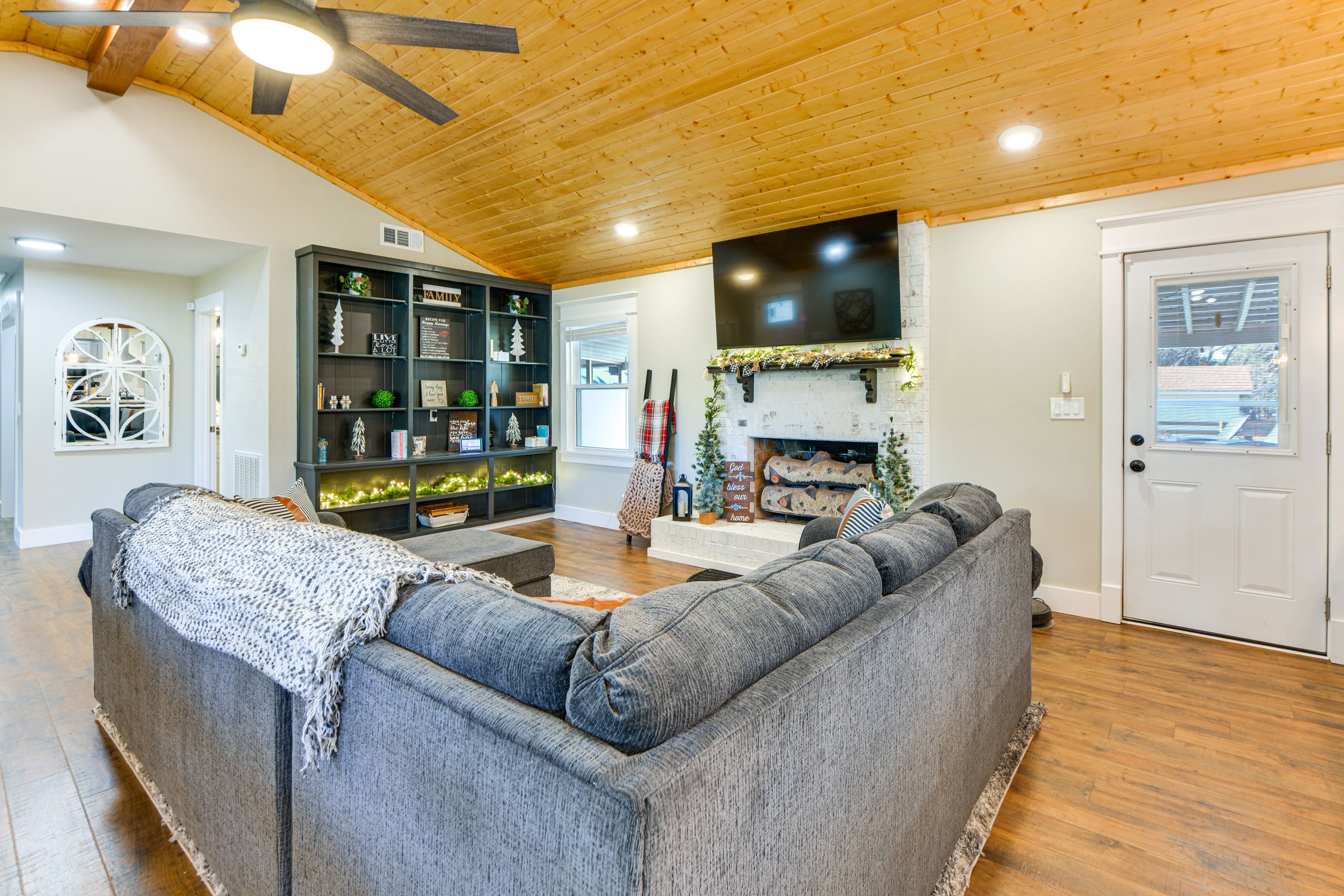 Living Room | Free WiFi | Central A/C & Heat | Smart TV