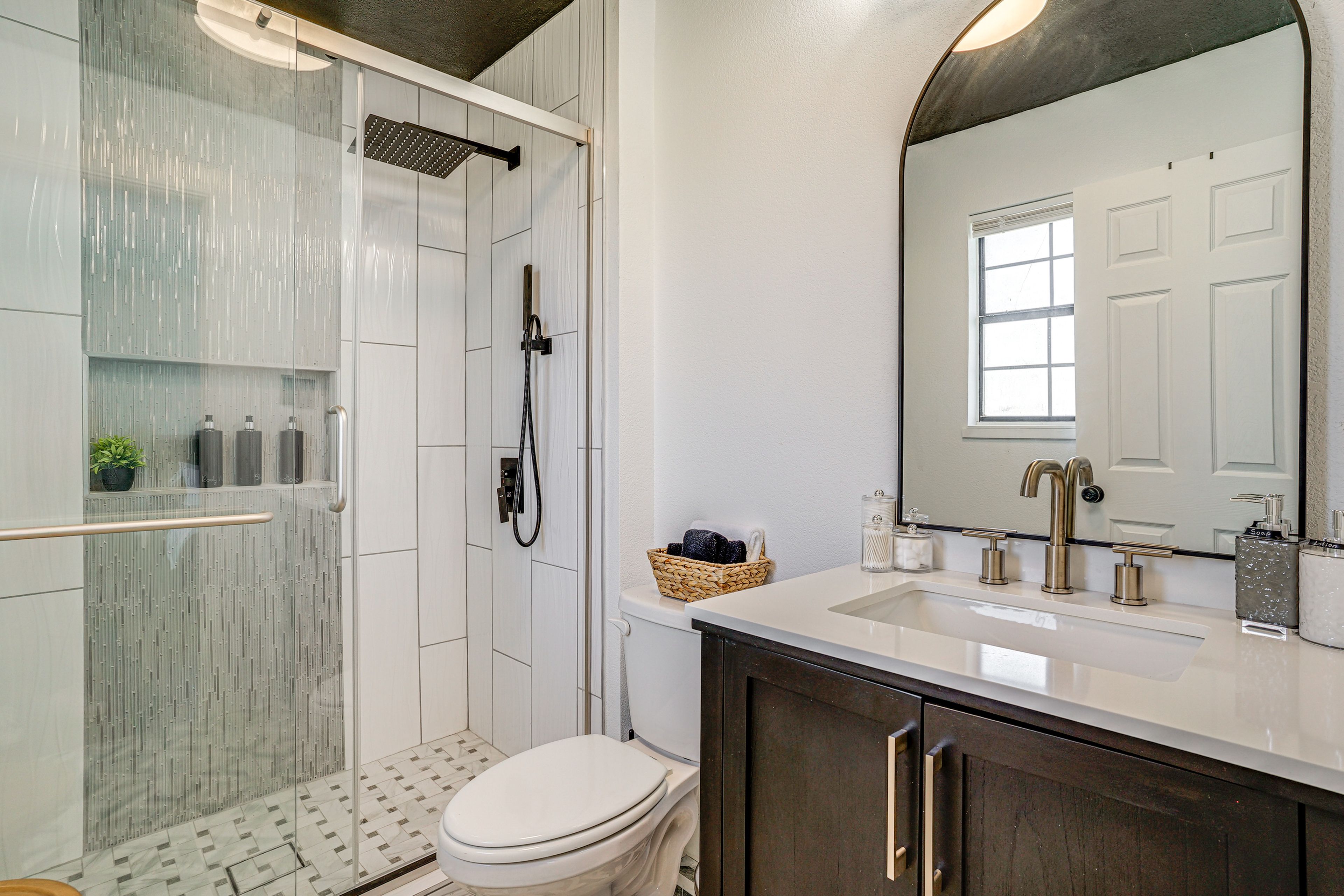 Full Bathroom | Towels Provided