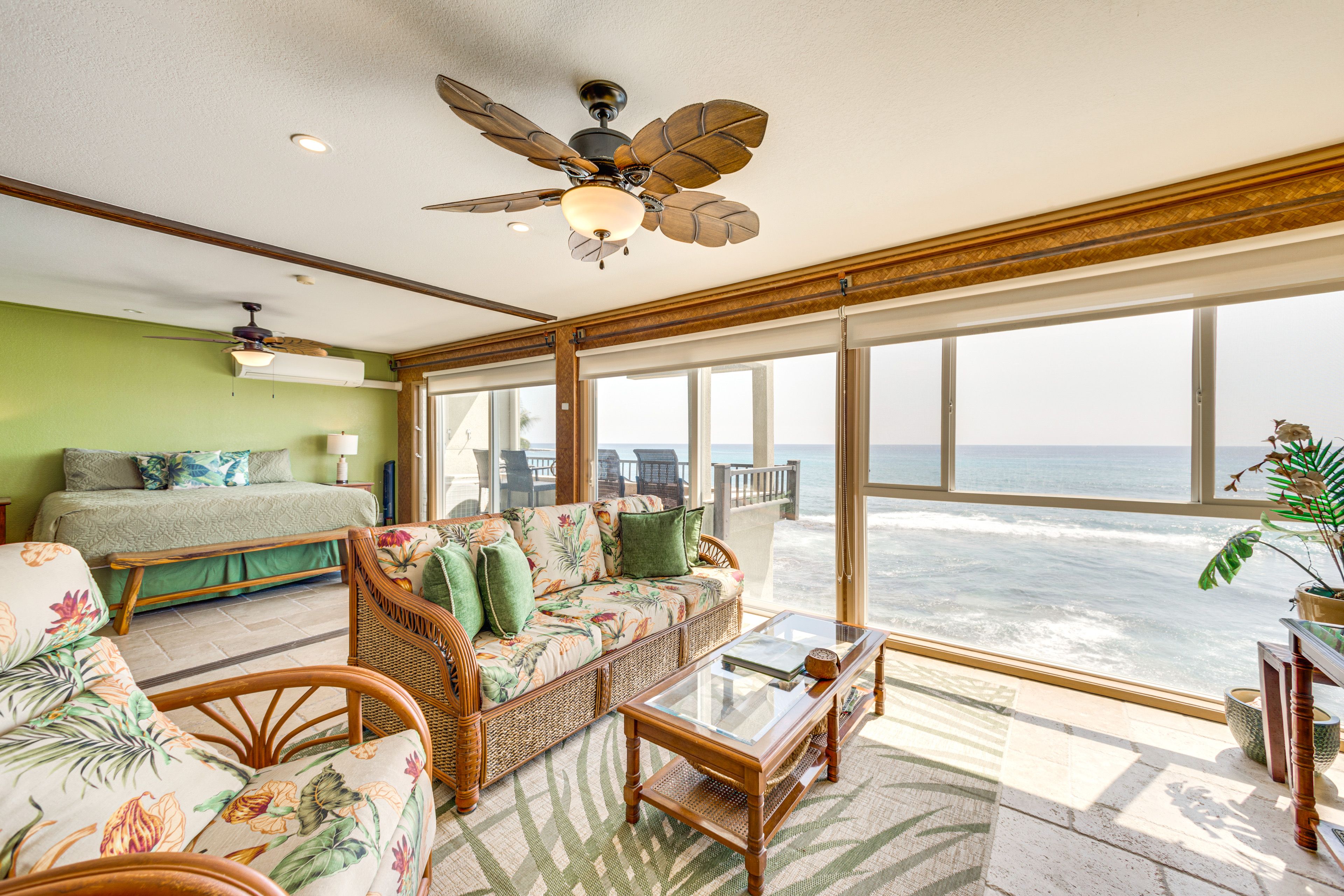 Living Room | Retractable Wall | Smart TV | Free WiFi | Wall A/C Unit