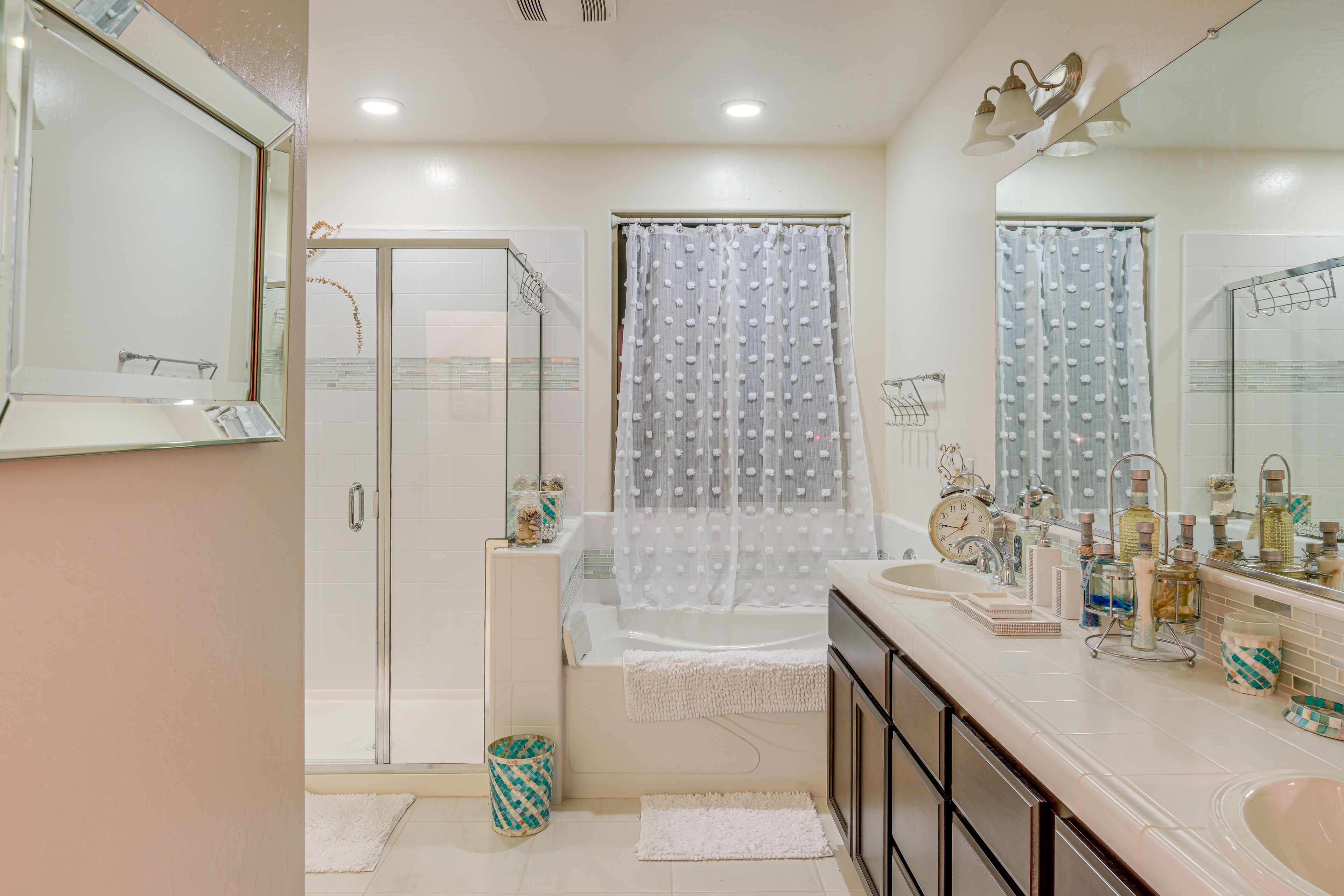 Full Bathroom | 2nd Floor | Towels Provided