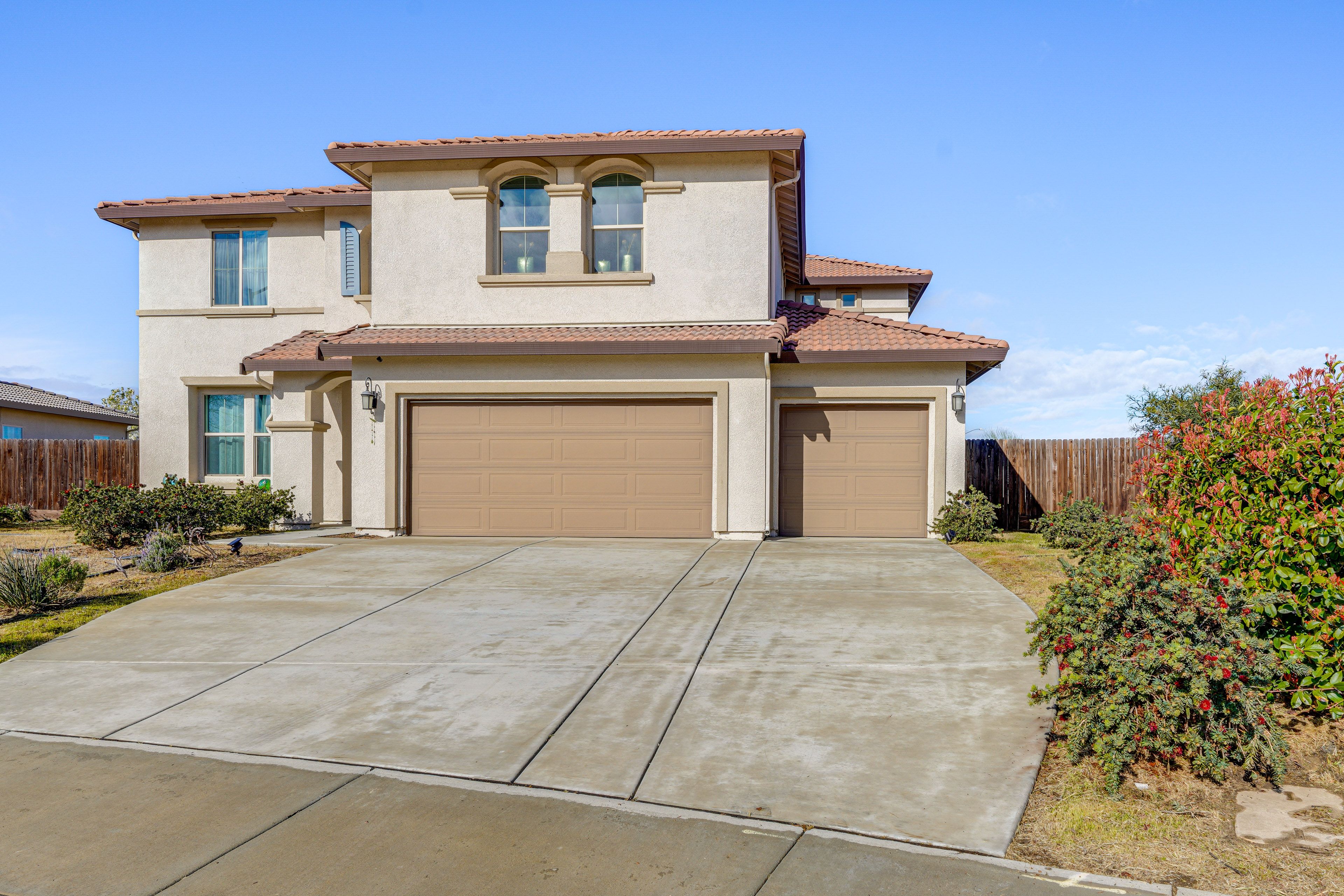 Bakersfield Vacation Rental | 4BR | 3BA | 3,600 Sq Ft | 1 Step Required