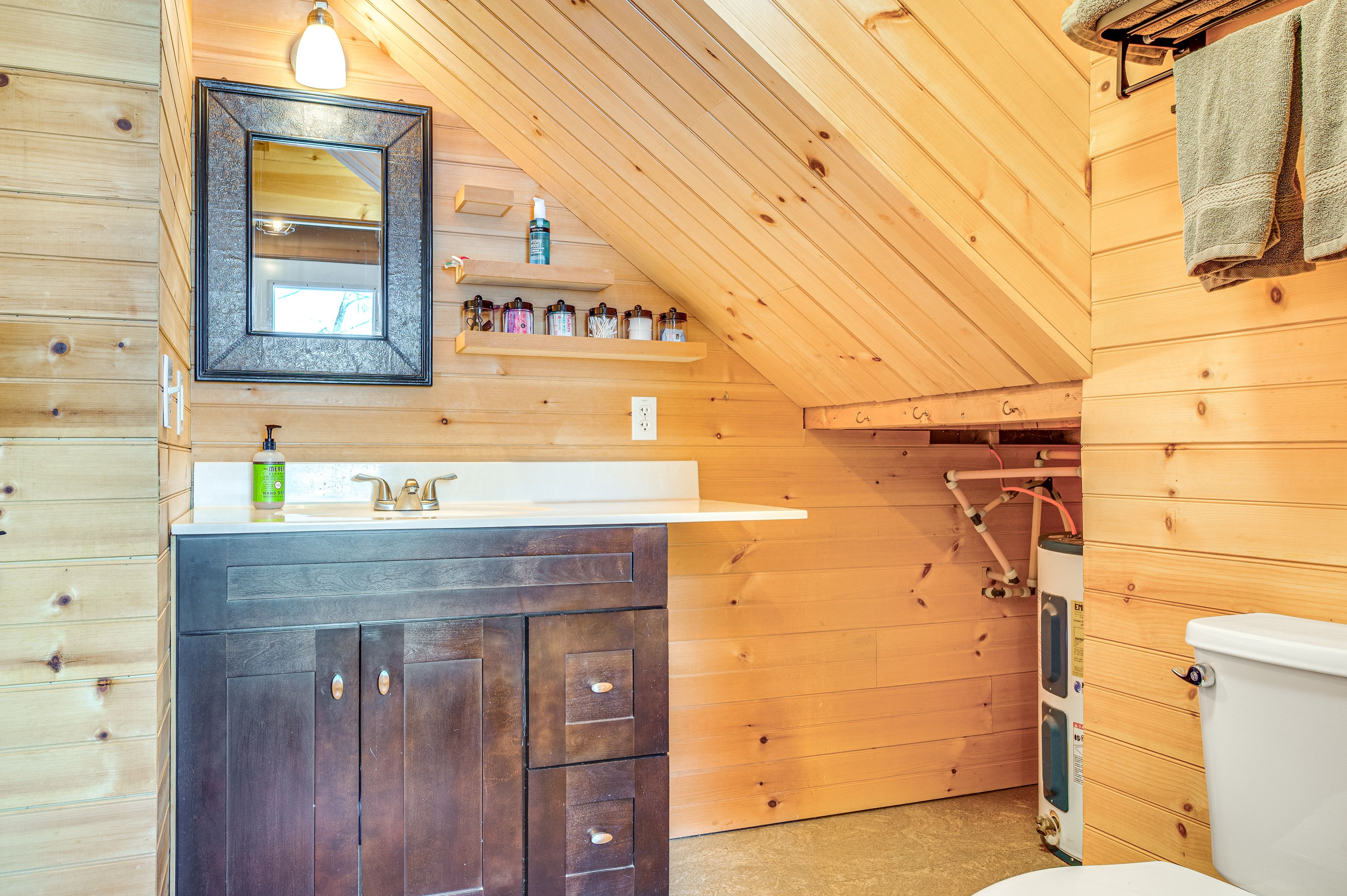 Full Bathroom | 1st Floor | Towels Provided