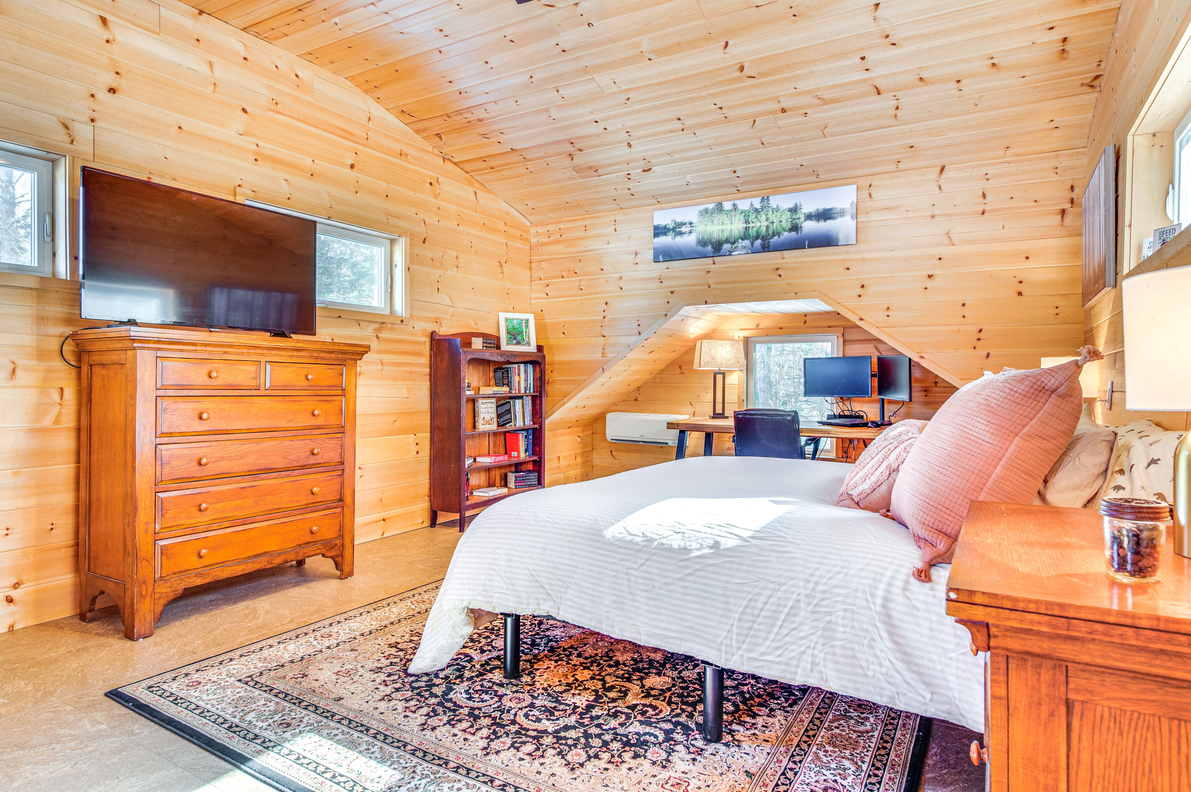 Bedroom (Loft) | King Bed | 2nd Floor | Linens Provided
